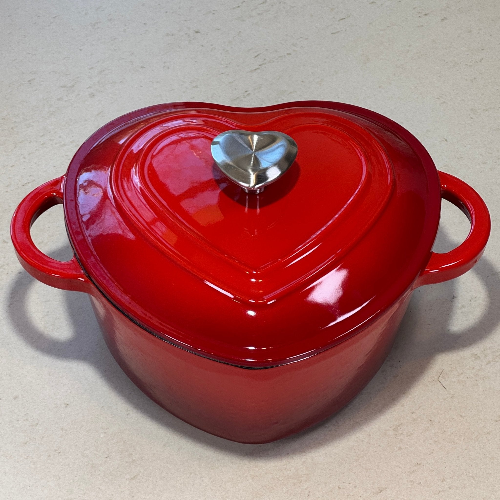 Cocotte en fonte émaillée cœur rouge avec couvercle et bouton inox vue de dessus