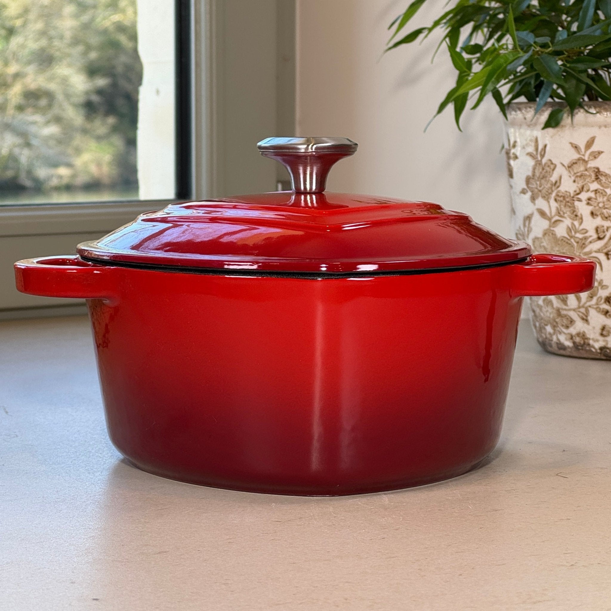 Cocotte en fonte émaillée rouge en forme de cœur avec couvercle et bouton inox – Mamie Cocottes