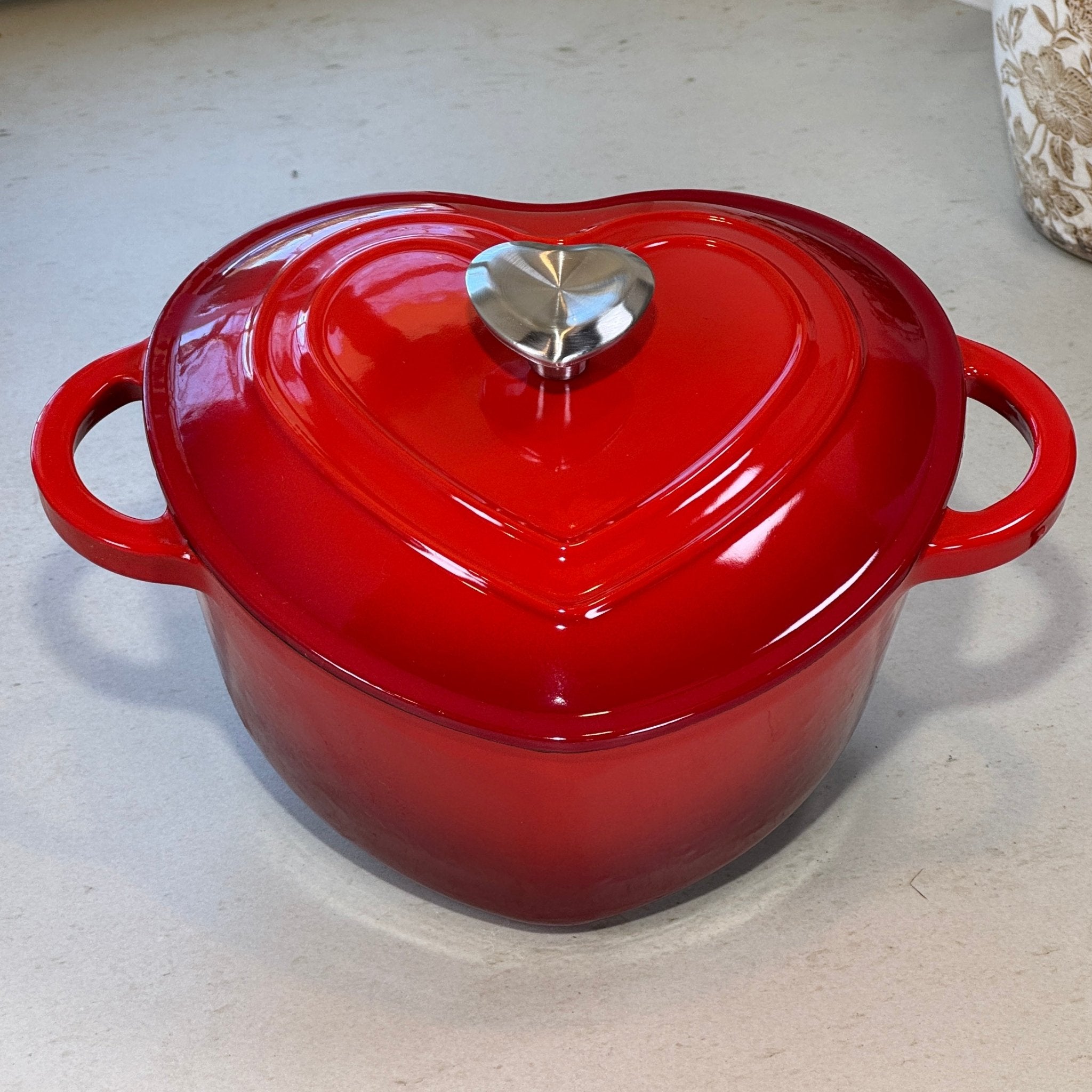 Cocotte en fonte émaillée rouge en forme de cœur avec poignées et couvercle