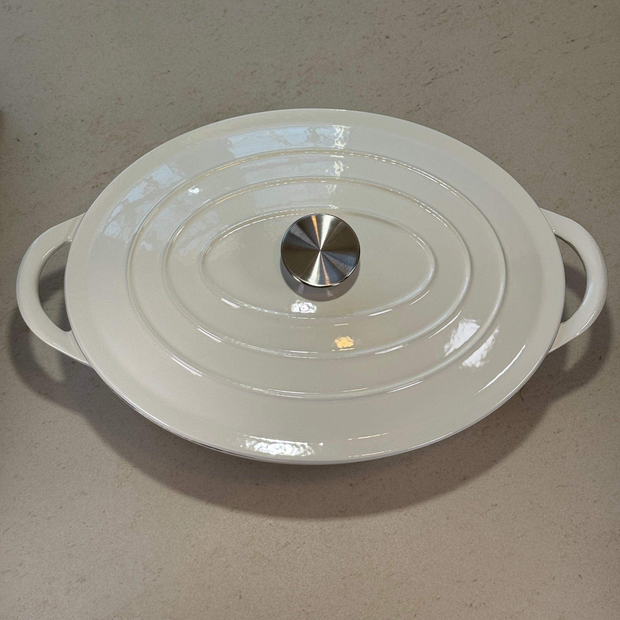 Cocotte ovale en fonte émaillée blanc vanille avec couvercle pour mijoter ragoûts et plats familiaux