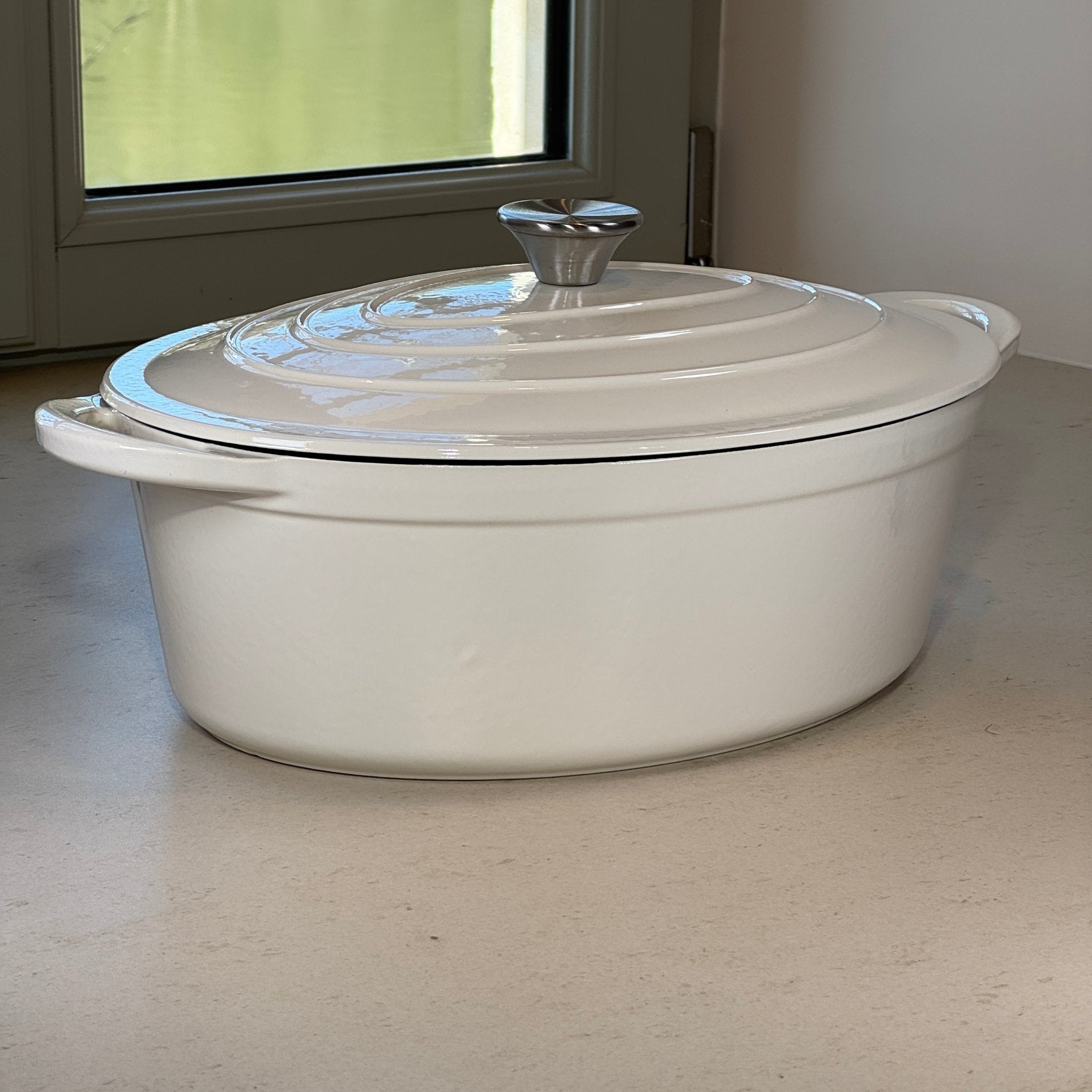 Cocotte en fonte émaillée blanc vanille haut de gamme pour rôtis, braisés et plats mijotés