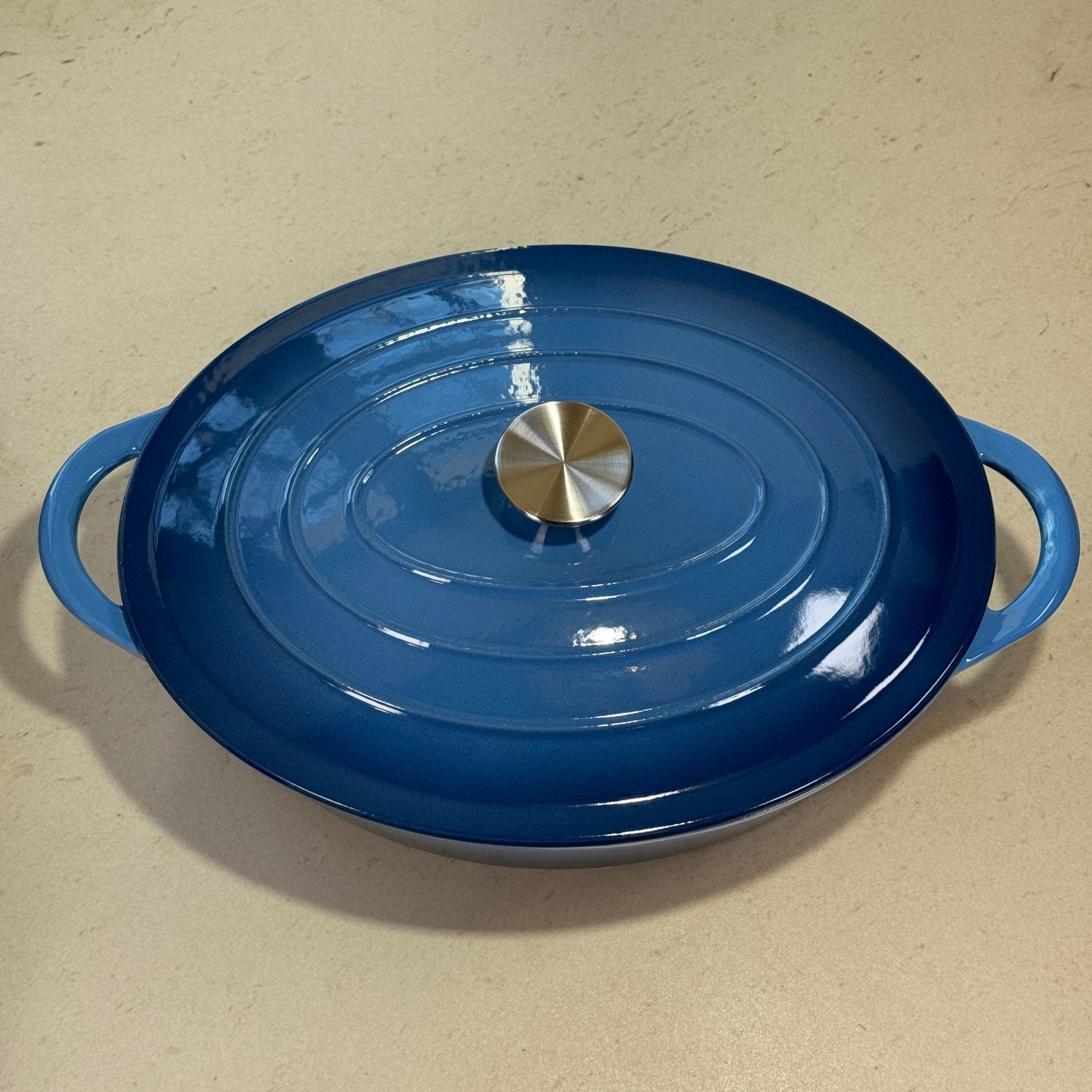 Cocotte ovale en fonte émaillée bleue perle avec couvercle pour mijoter ragoûts et plats familiaux