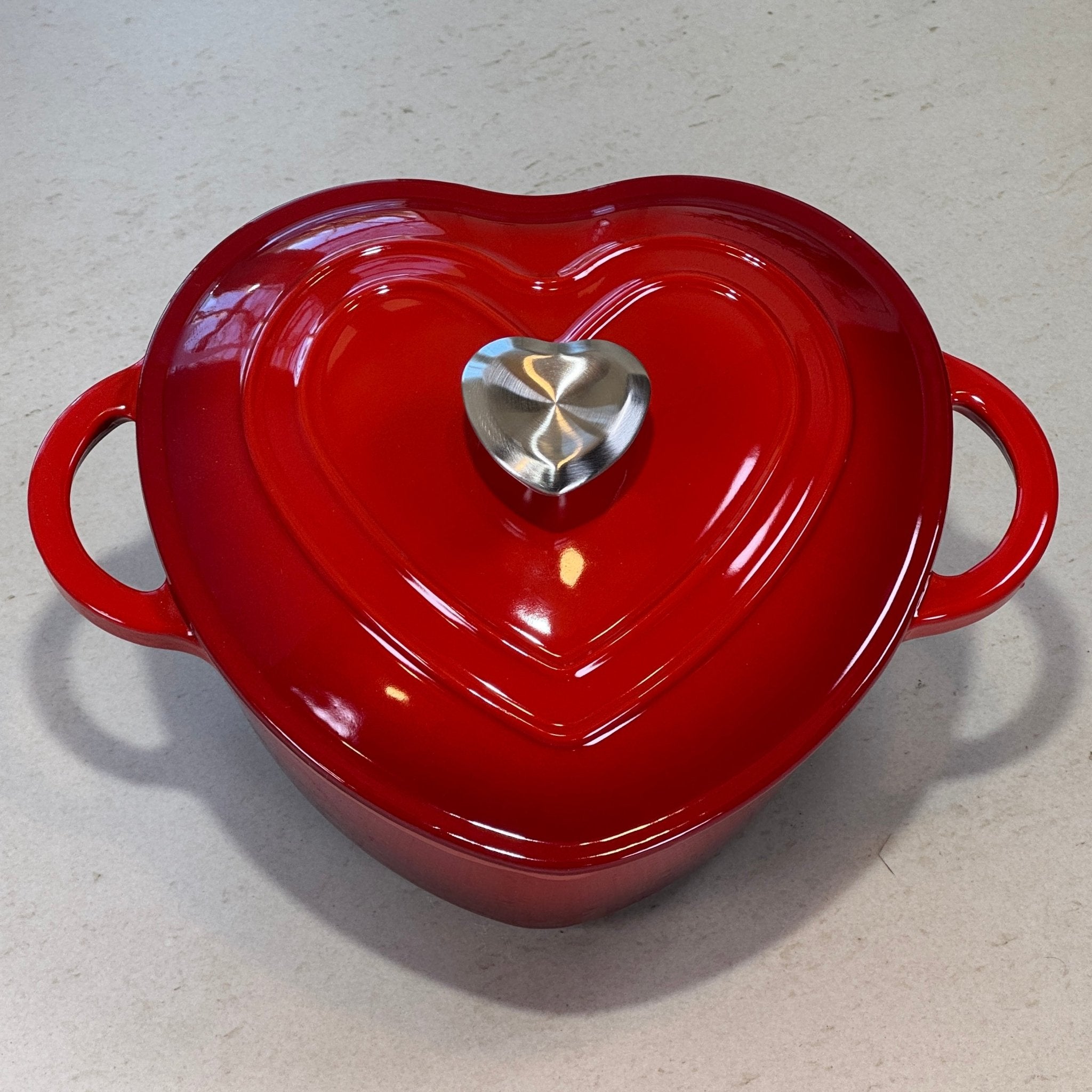 Cocotte en fonte émaillée cœur rouge idéale pour plats mijotés et cuisine maison