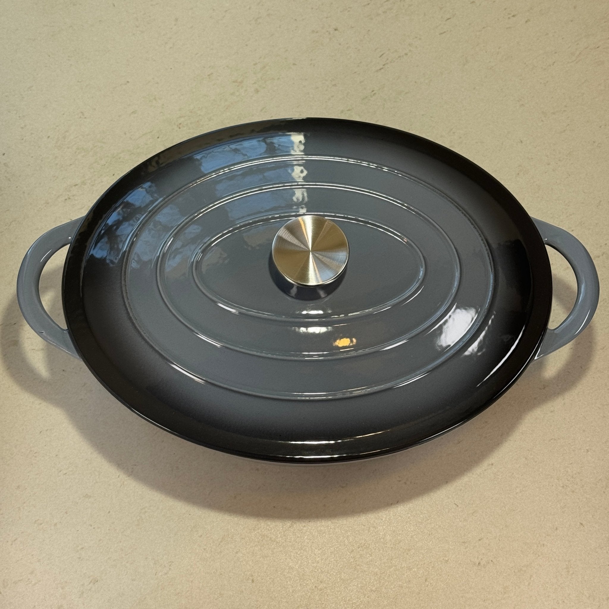 Cocotte ovale en fonte émaillée gris anthracite avec couvercle pour mijoter ragoûts et plats familiaux