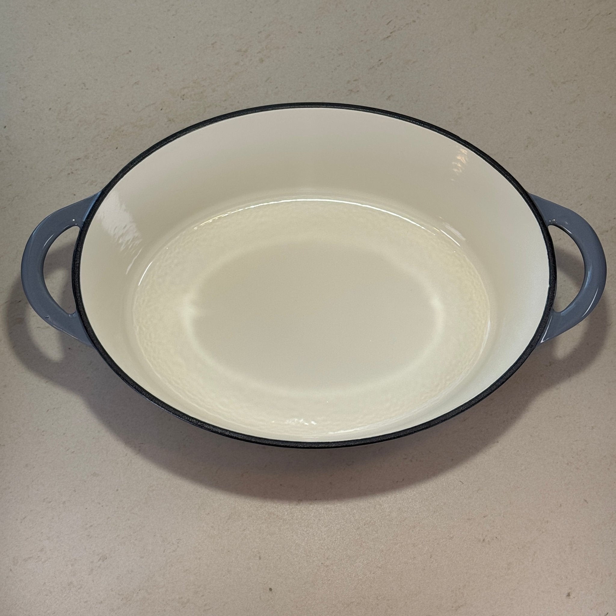 Intérieur d’une cocotte ovale en fonte émaillée gris anthracite pour cuisson mijotée au four ou sur plaque