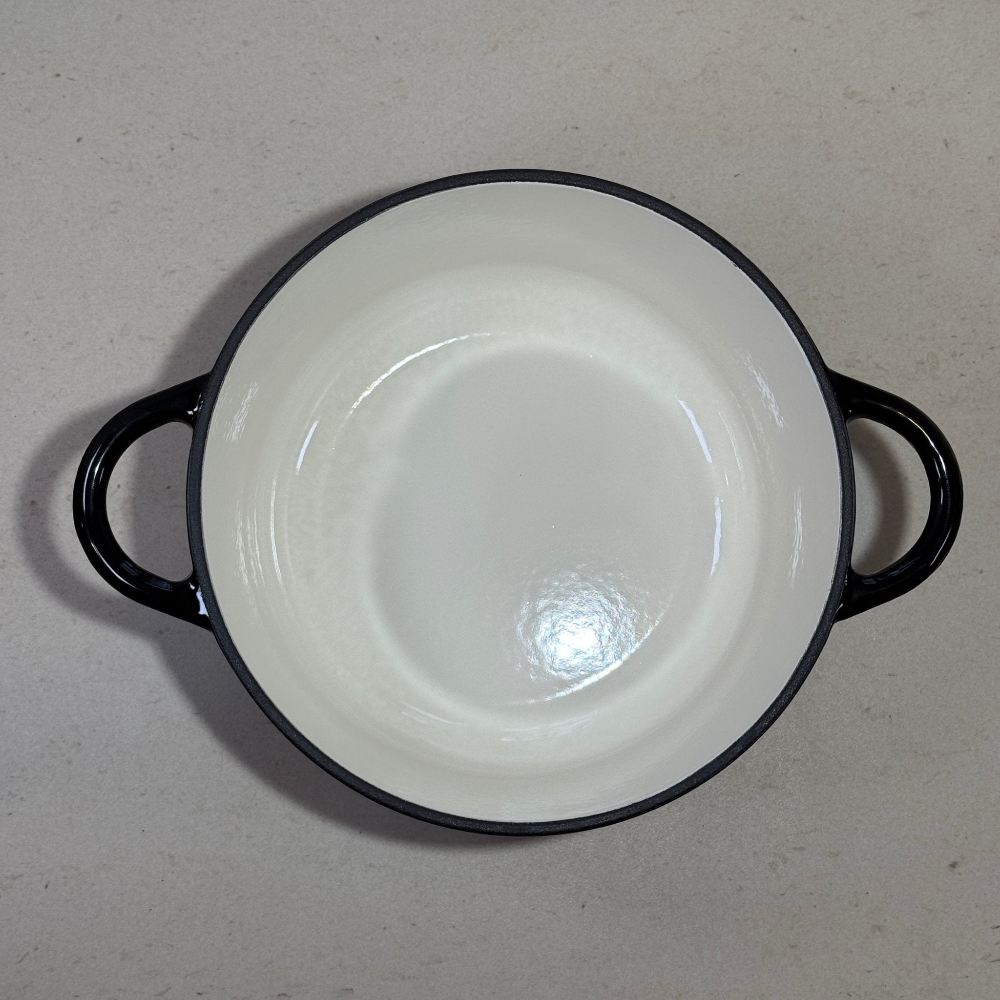 Intérieur clair d’une cocotte en fonte émaillée Noir Mat pour cuisson homogène et facile à nettoyer