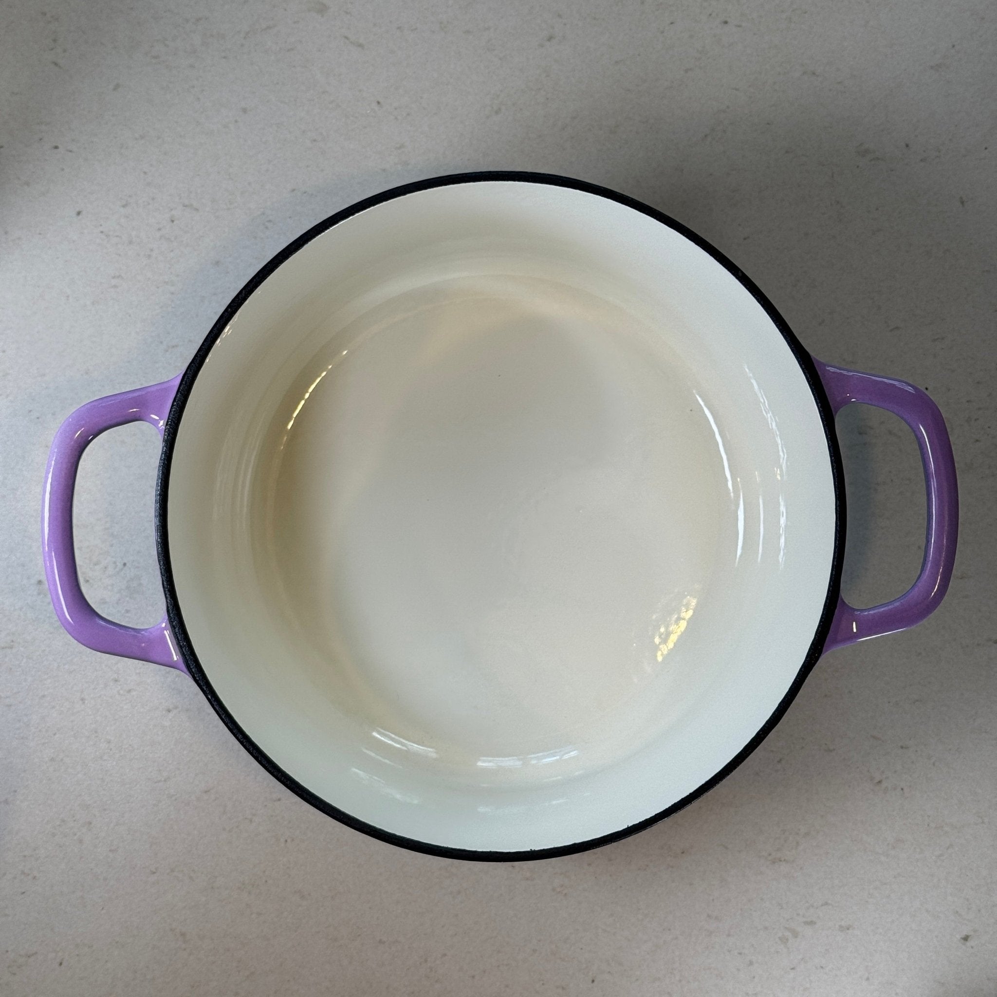 Intérieur anti adhésif clair d’une cocotte en fonte émaillée Violet Prune pour cuisson homogène et facile à nettoyer