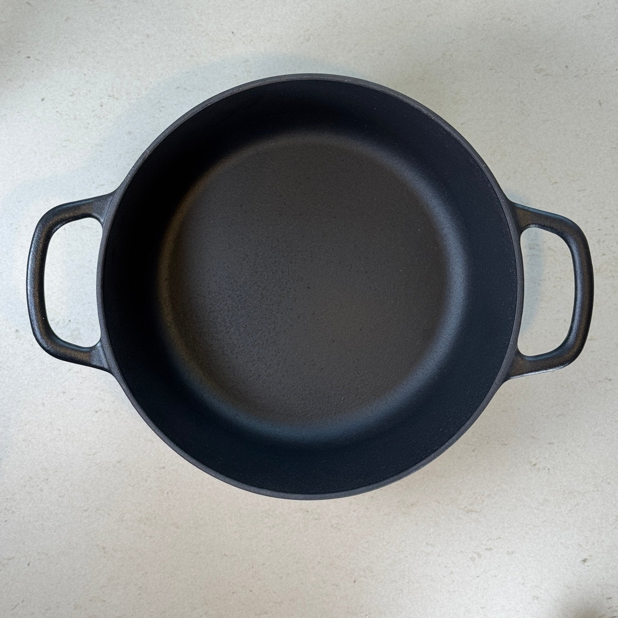 Intérieur anti adhésif d’une cocotte en fonte Noir Mat pour cuisson homogène et facile à nettoyer