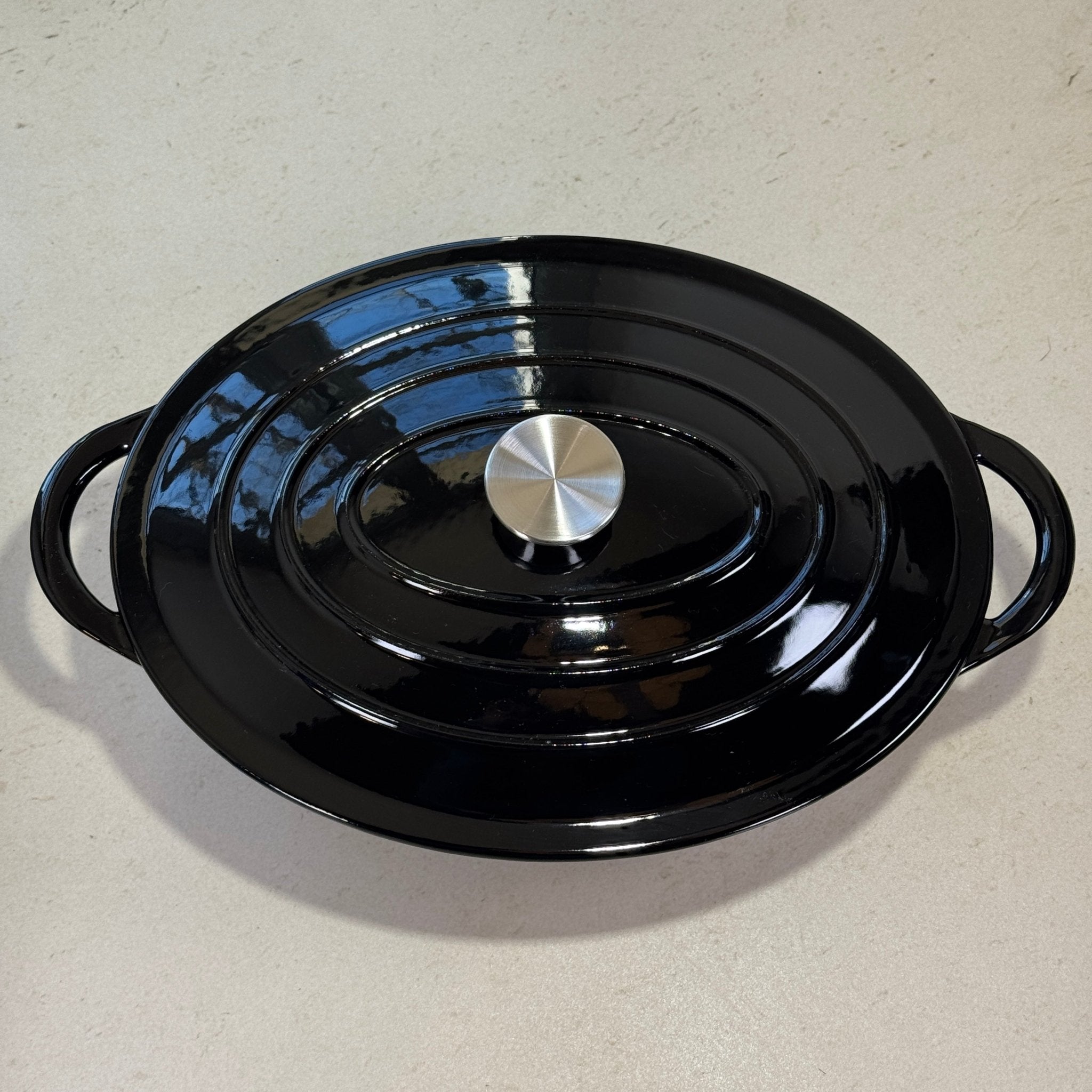 Cocotte ovale en fonte émaillée noir brillant avec couvercle pour mijoter ragoûts et plats familiaux
