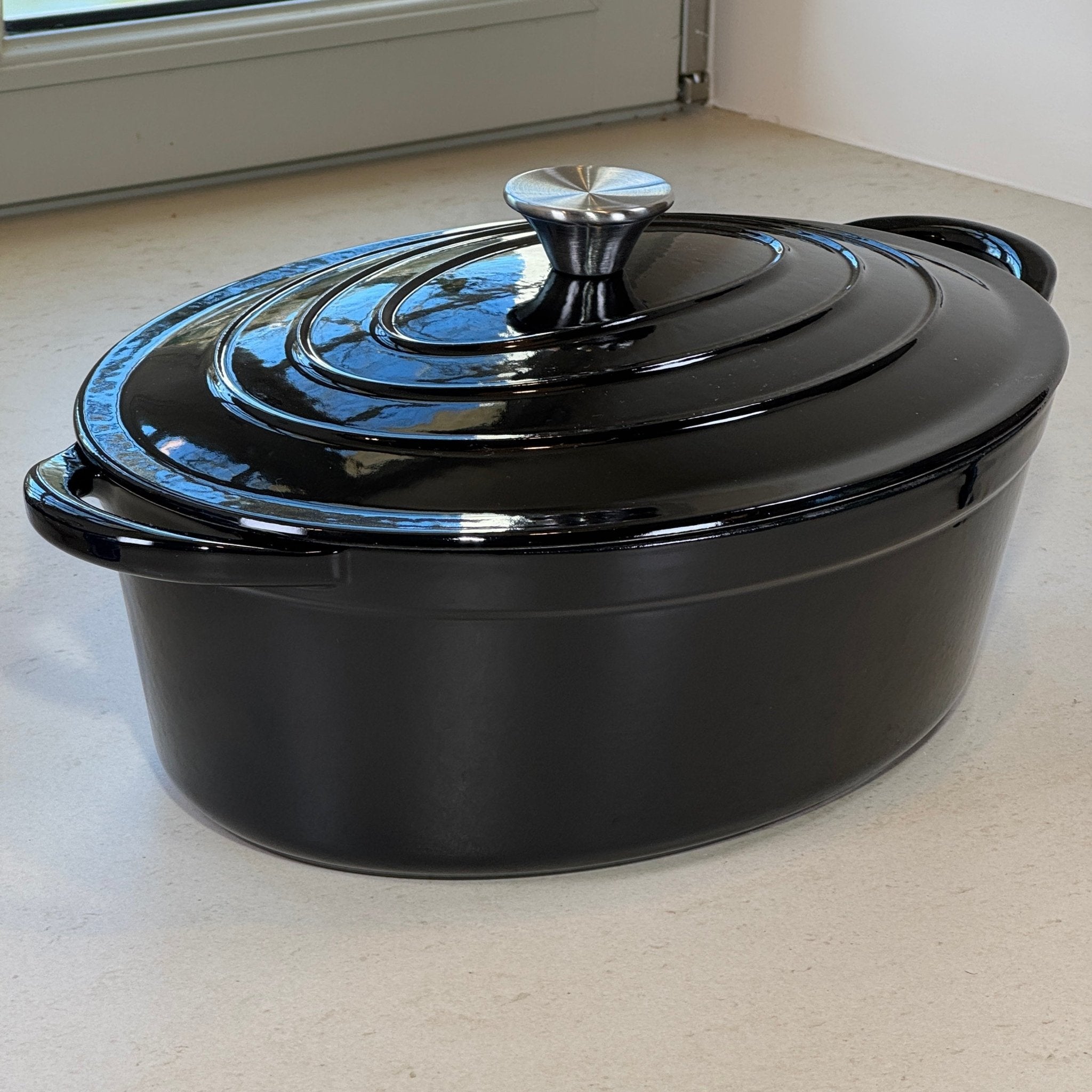 Cocotte en fonte émaillée noir brillant haut de gamme pour rôtis, braisés et plats mijotés