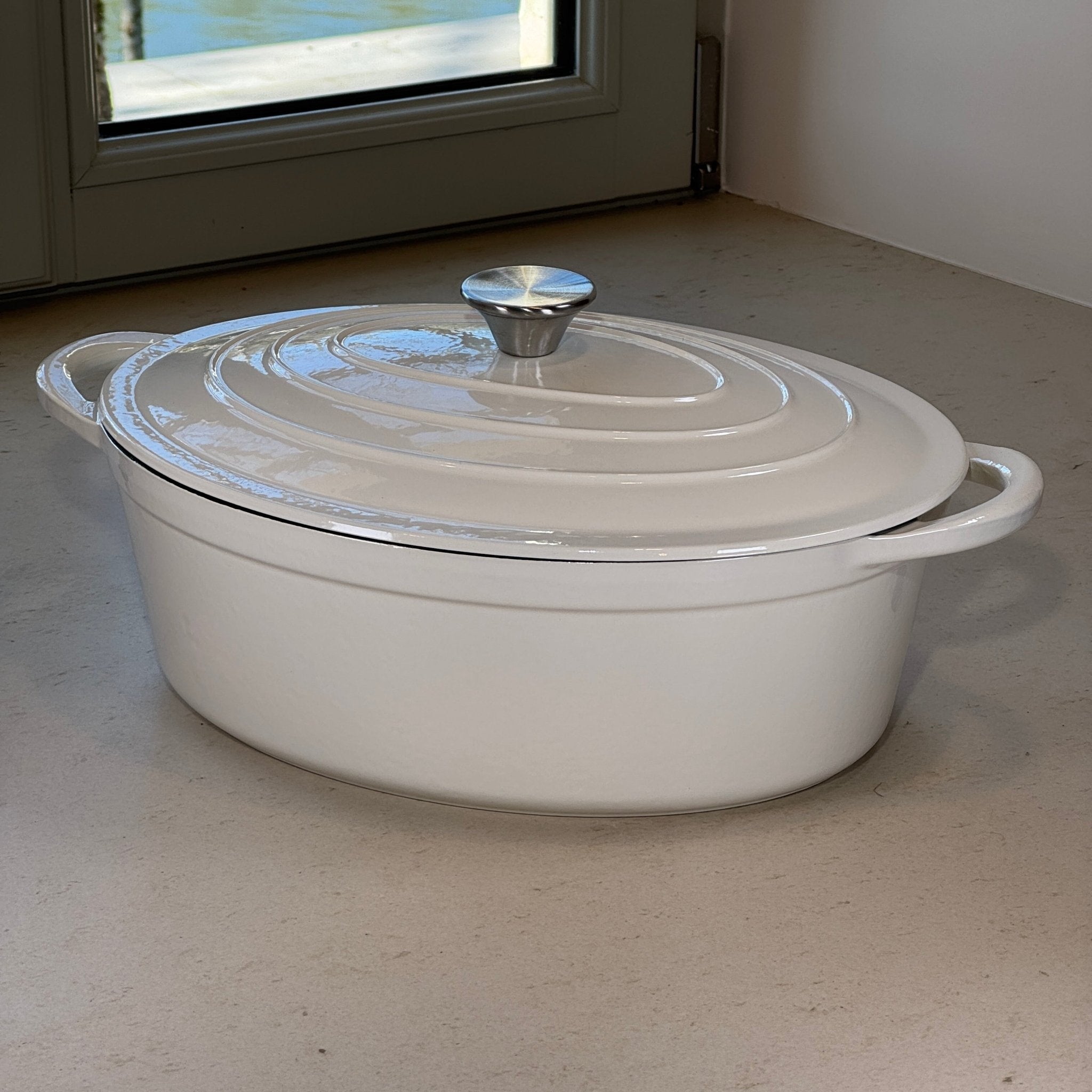 Cocotte ovale en fonte émaillée blanc vanille idéale pour cuisson lente et mijotage en cuisine