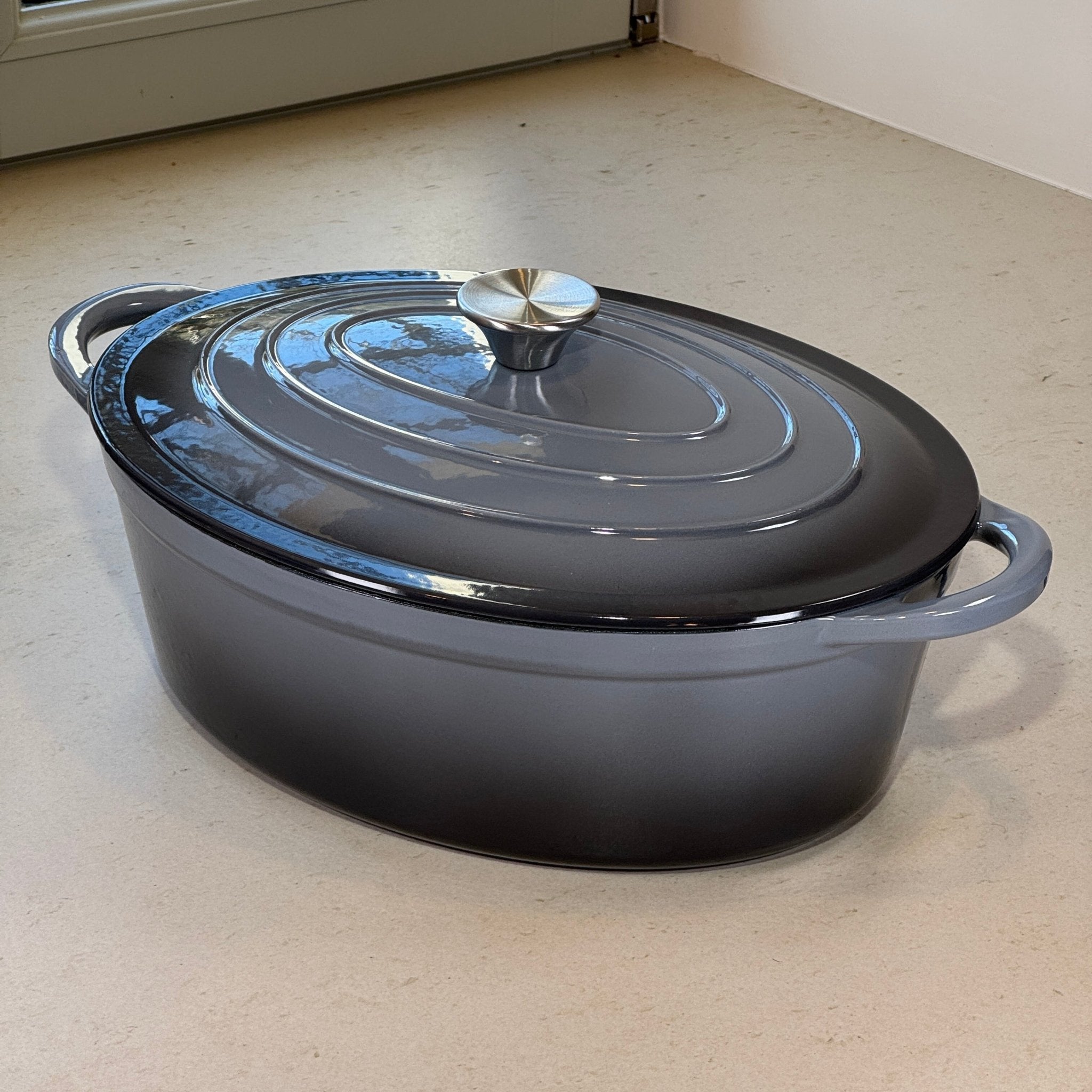 Cocotte ovale en fonte émaillée gris anthracite idéale pour cuisson lente et mijotage en cuisine