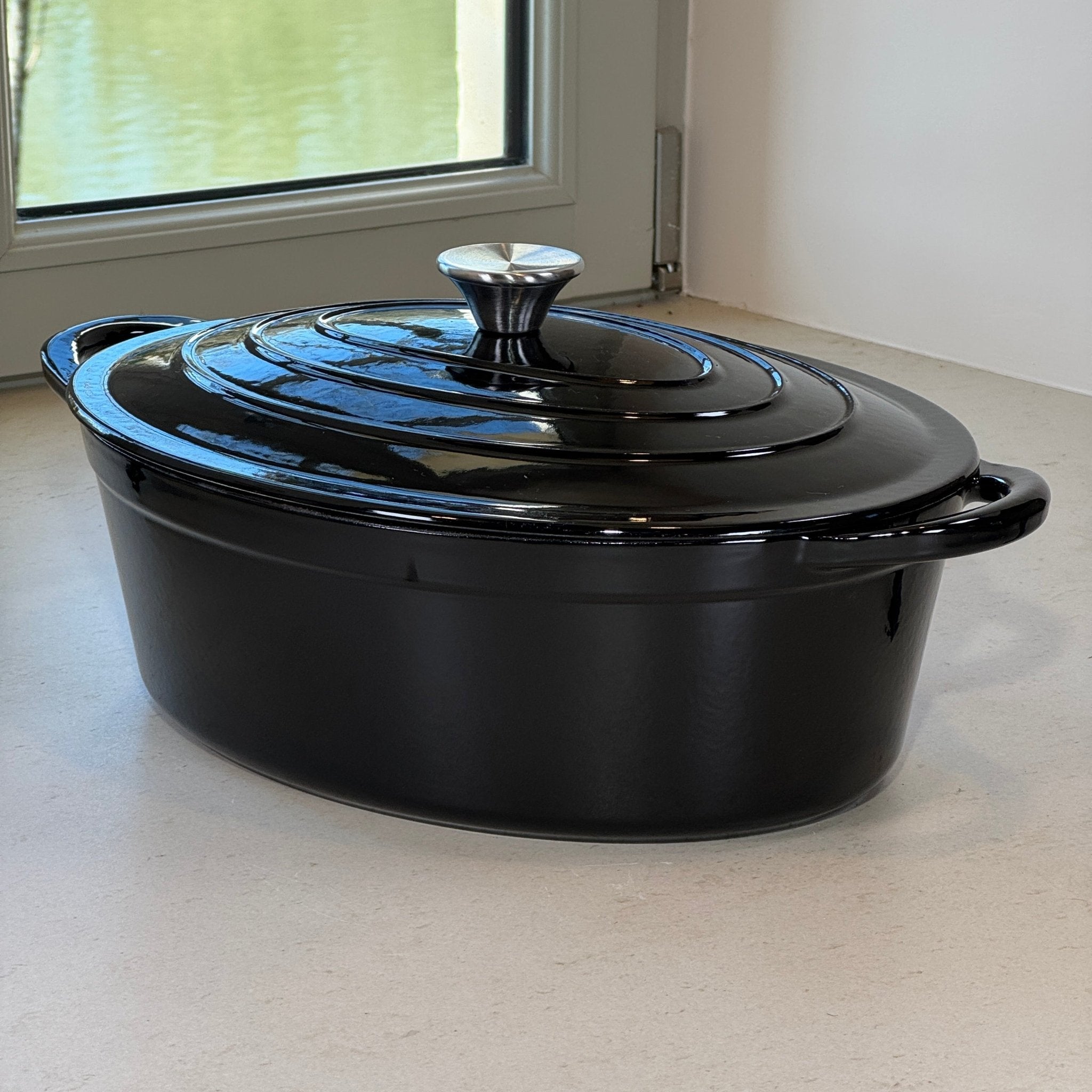 Cocotte ovale en fonte émaillée noir brillant idéale pour cuisson lente et mijotage en cuisine