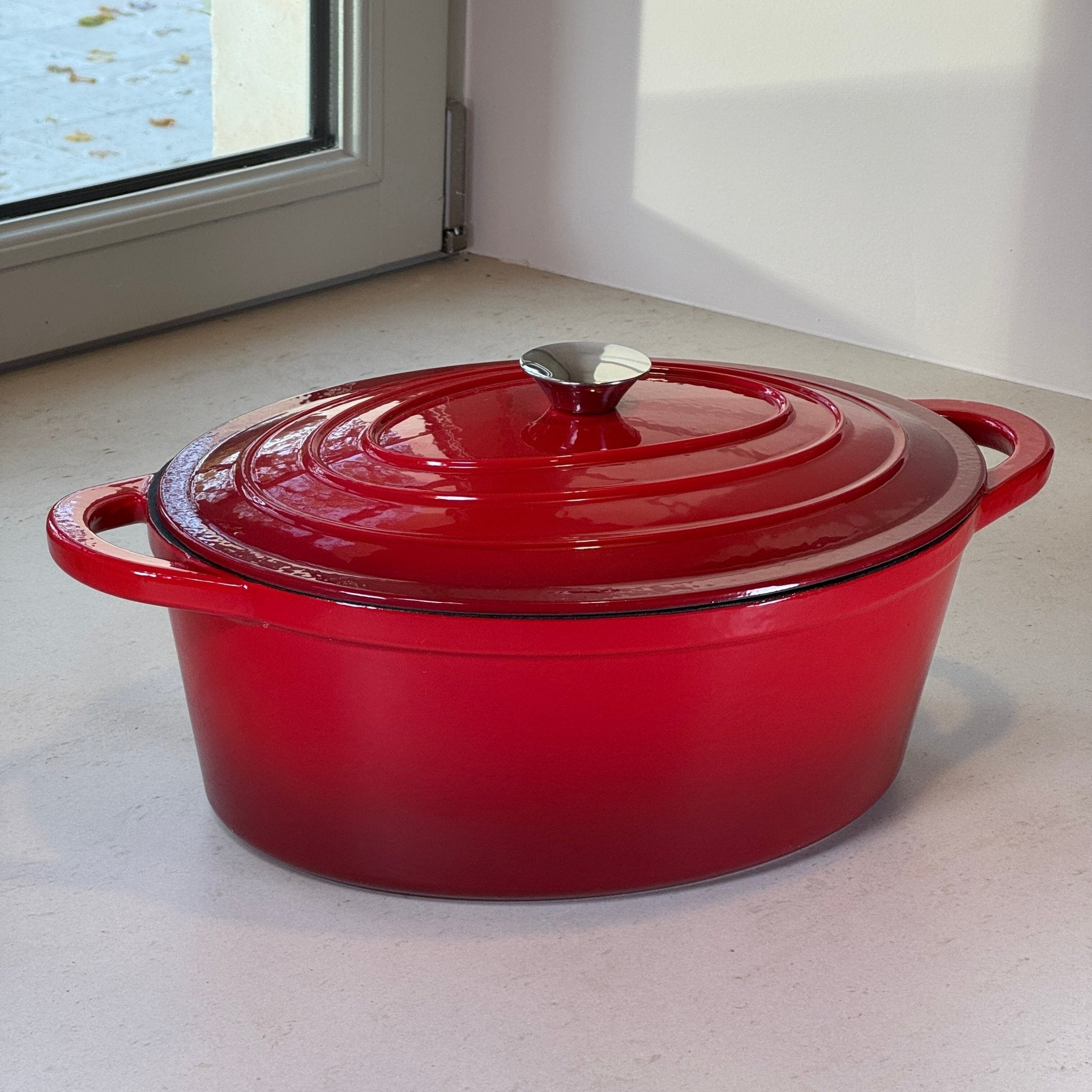 Cocotte ovale en fonte émaillée Rouge Cerise pour cuisine familiale et repas généreux