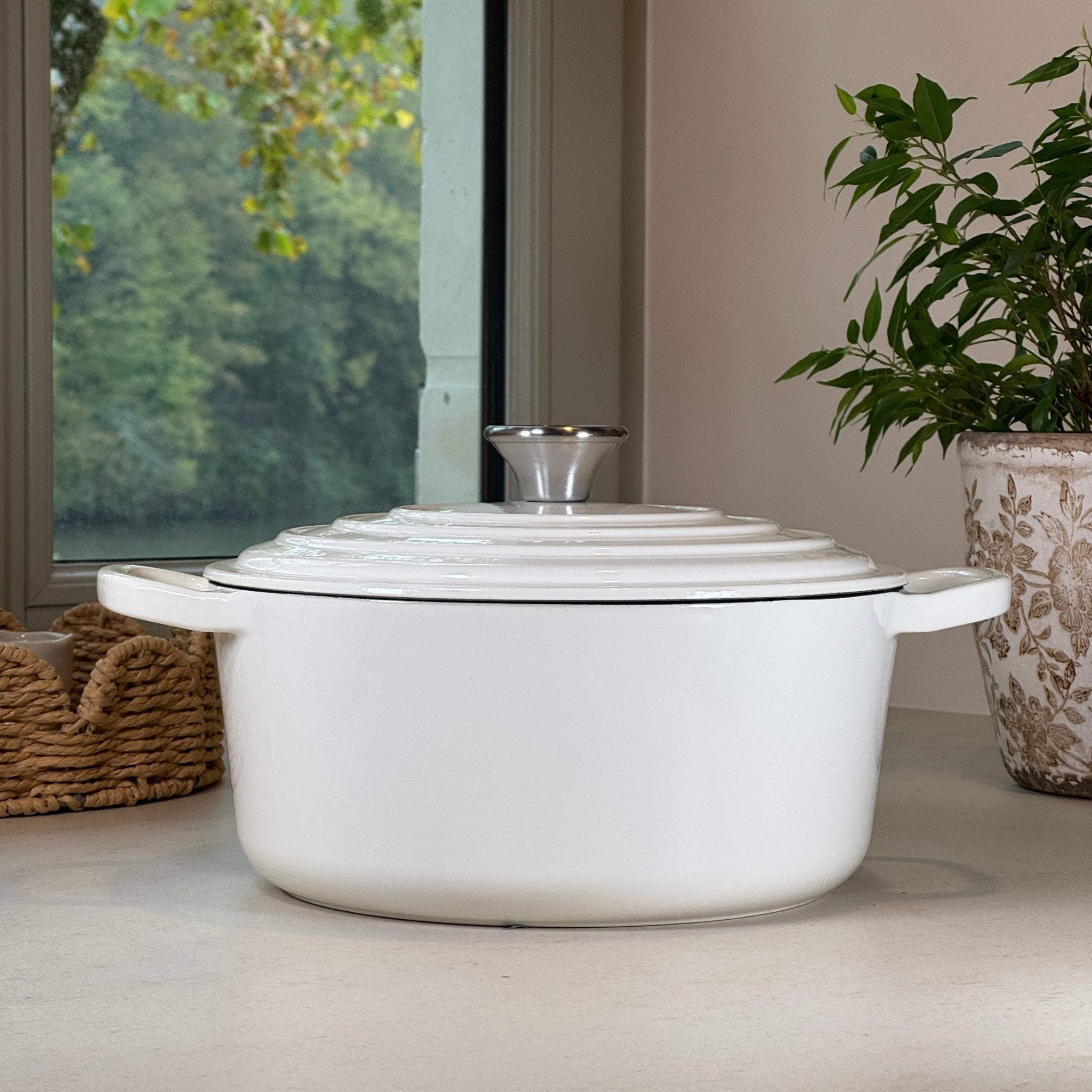 Cocotte ronde en fonte émaillée Blanc Vanille 24 cm avec couvercle à picots pour cuisson mijotée
