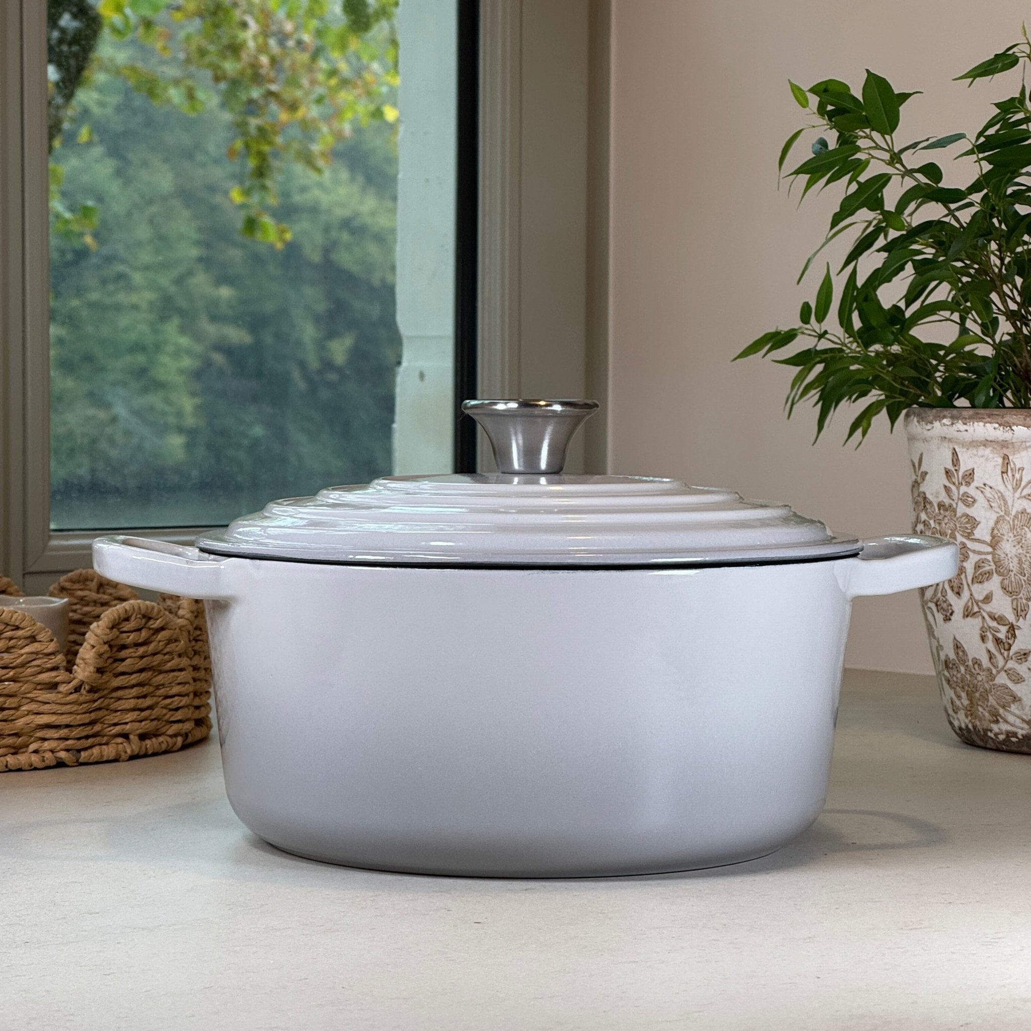 Cocotte ronde en fonte émaillée Gris Meringue 24 cm avec couvercle à picots pour cuisson mijotée