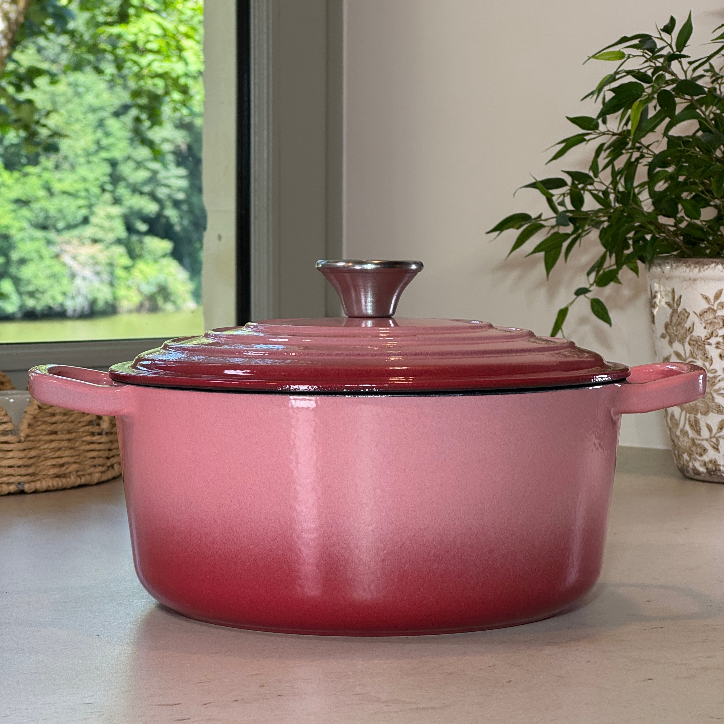 Cocotte ronde en fonte émaillée Rose 24 cm avec couvercle à picots pour cuisson mijotée