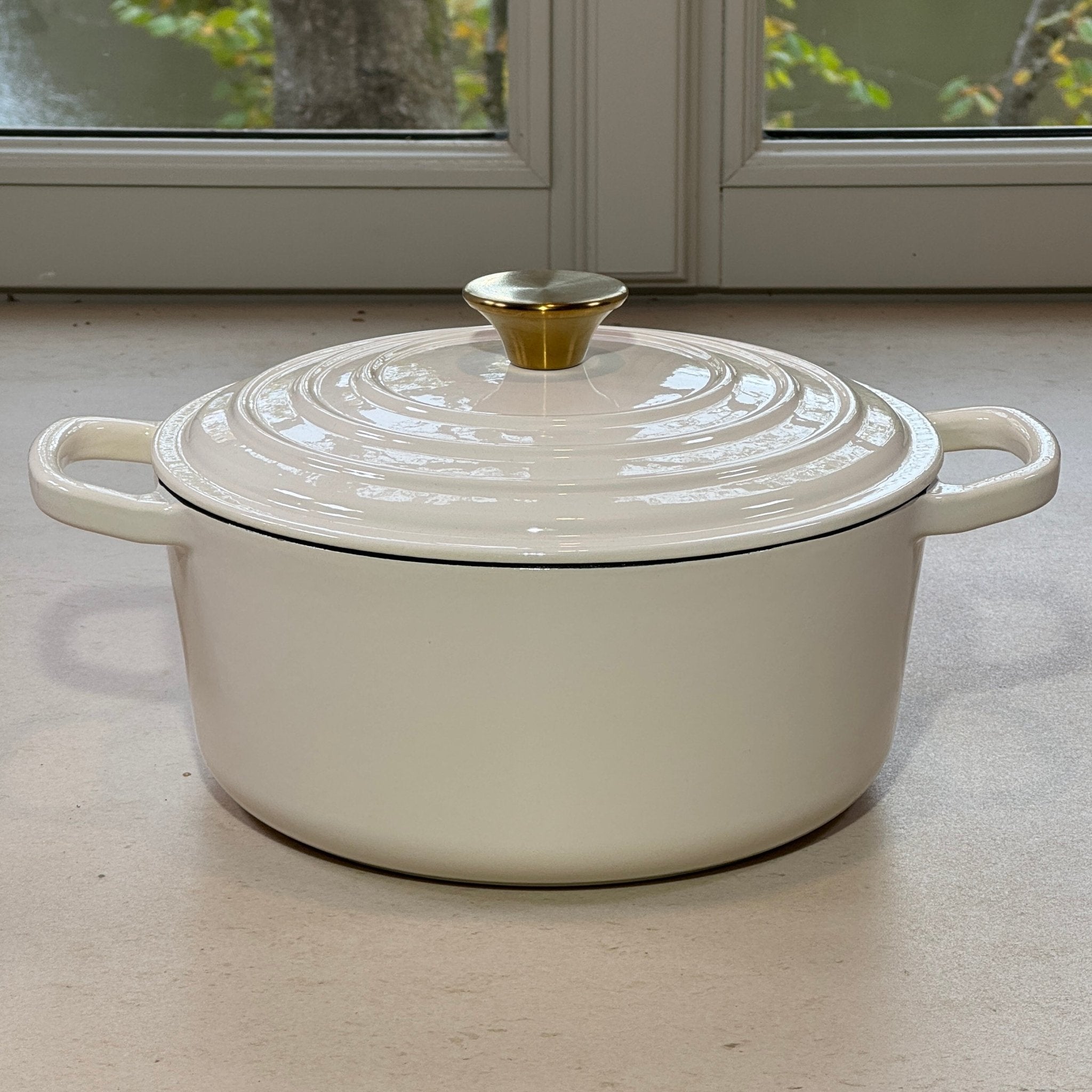 Cocotte ronde en fonte émaillée Blanc Vanille avec un bouton doré