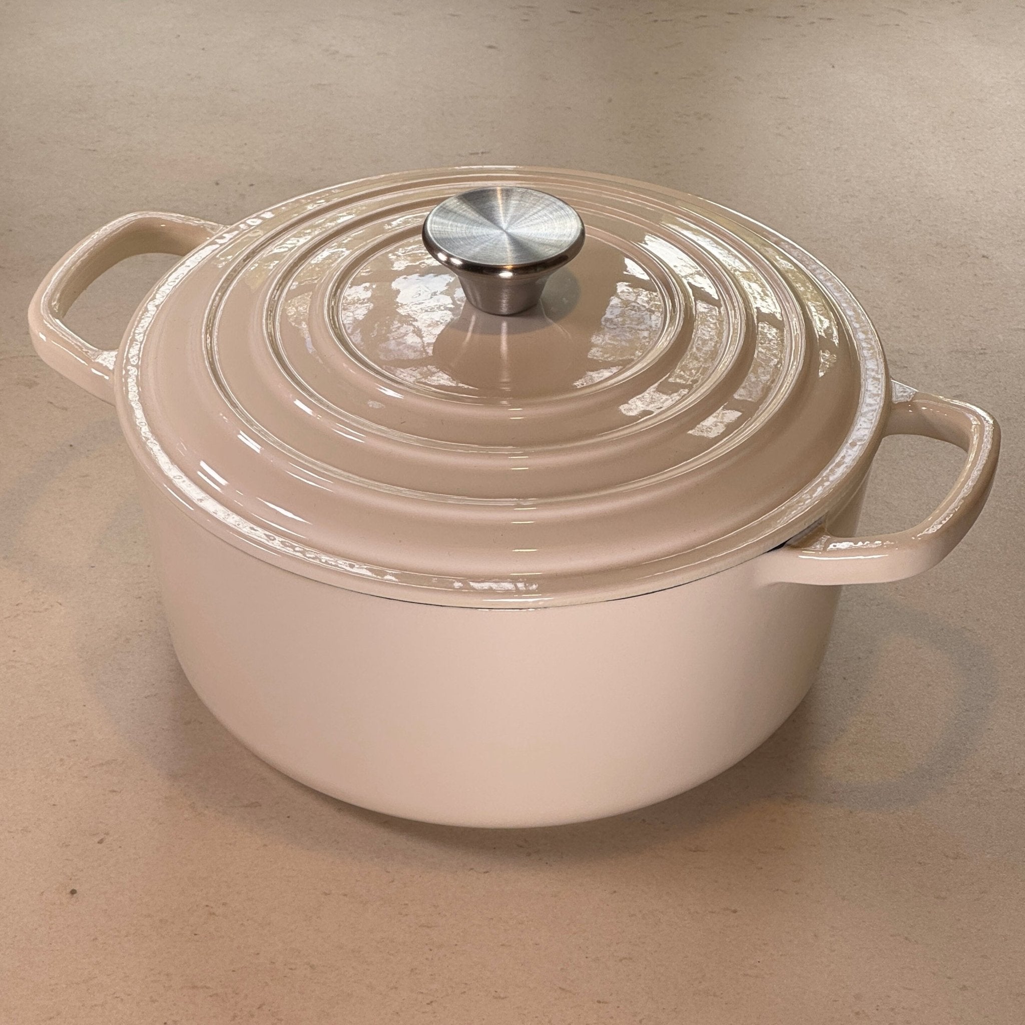 Cocotte ronde en fonte émaillée Blanc Vanille idéale pour plats mijotés, ragoûts et recettes traditionnelles