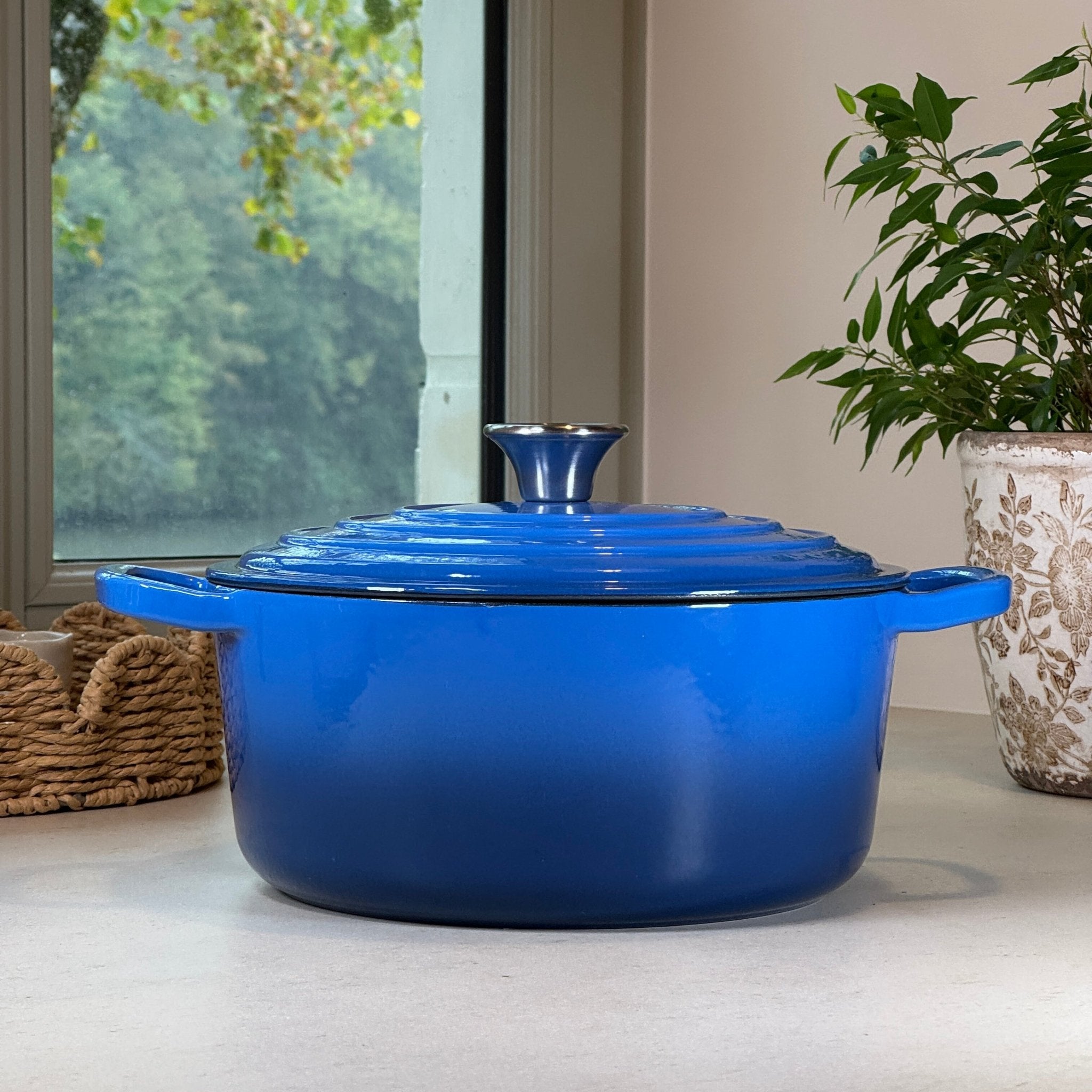Cocotte ronde en fonte émaillée Bleu Myrtille idéale pour plats mijotés et cuisine familiale