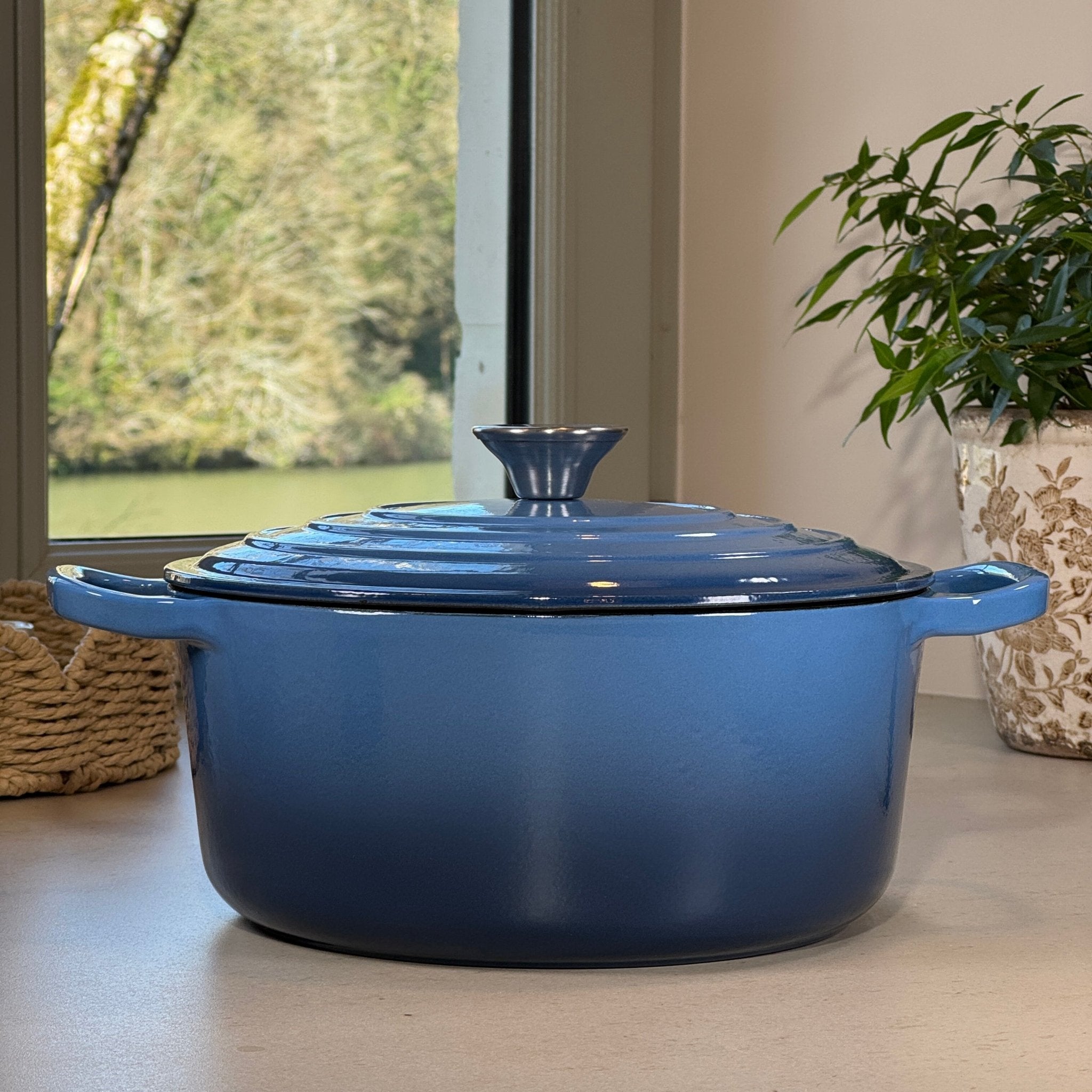 Cocotte ronde en fonte émaillée bleu perle 24 cm