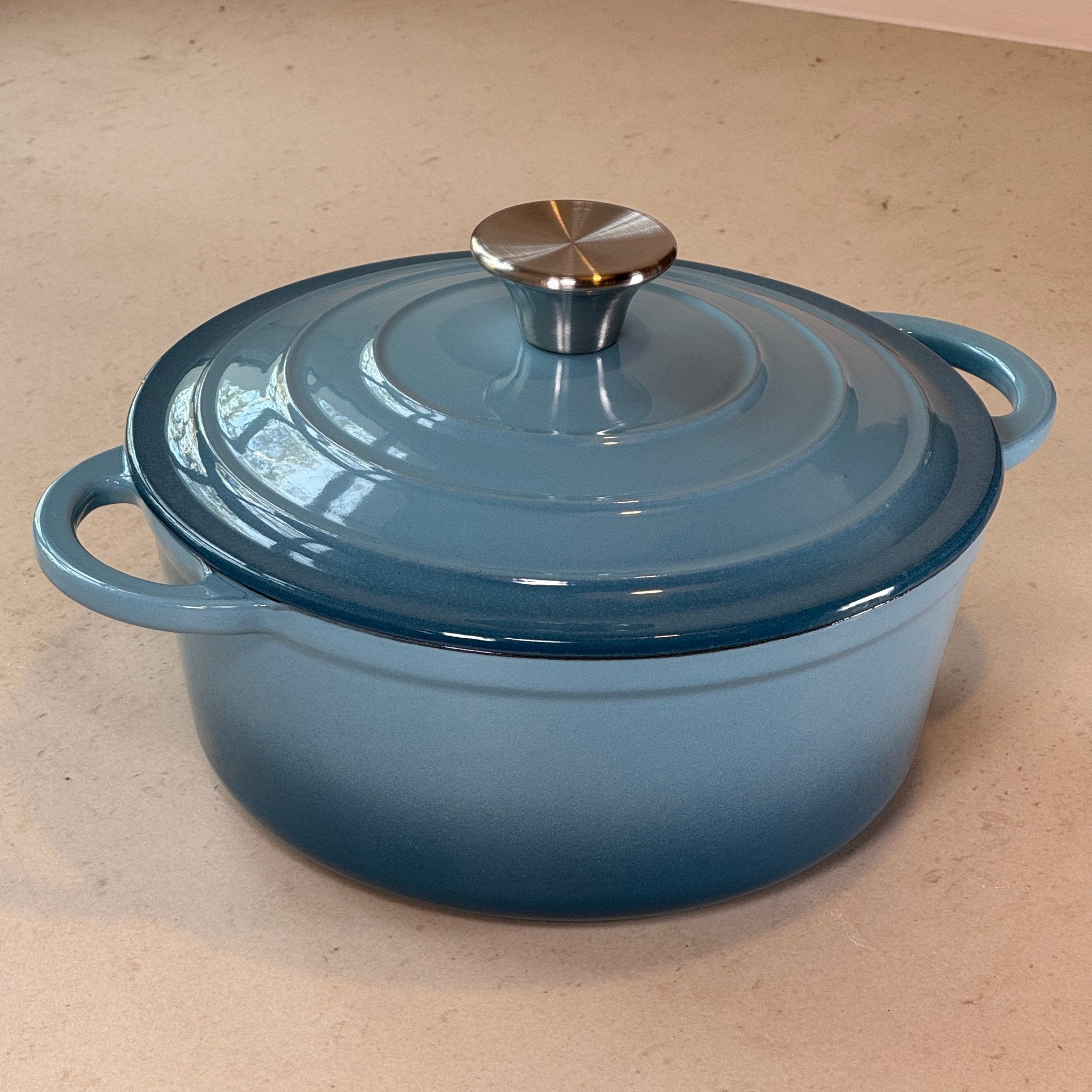 Cocotte ronde en fonte émaillée Bleu Perle pour cuisine familiale, cuisson au four et tous feux