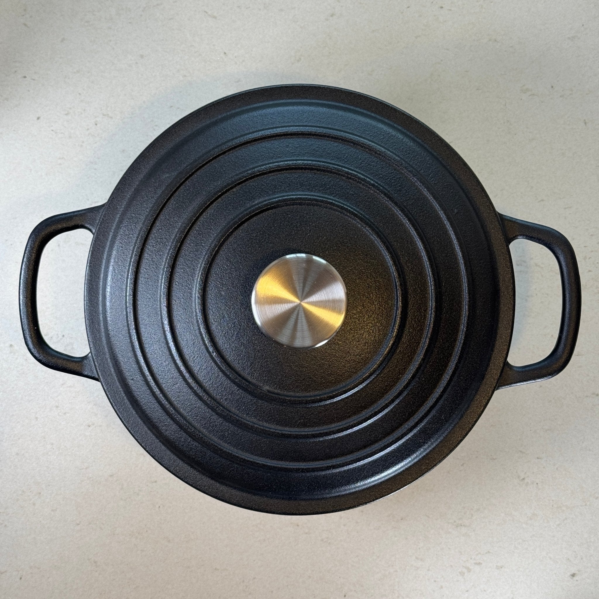 Cocotte ronde en fonte émaillée Noir Mat avec couvercle épais pour cuisson lente et maîtrisée