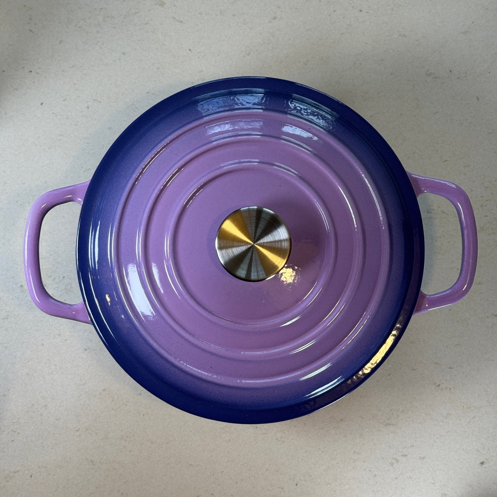 Cocotte ronde en fonte émaillée Violet Prune avec couvercle épais pour cuisson lente et maîtrisée