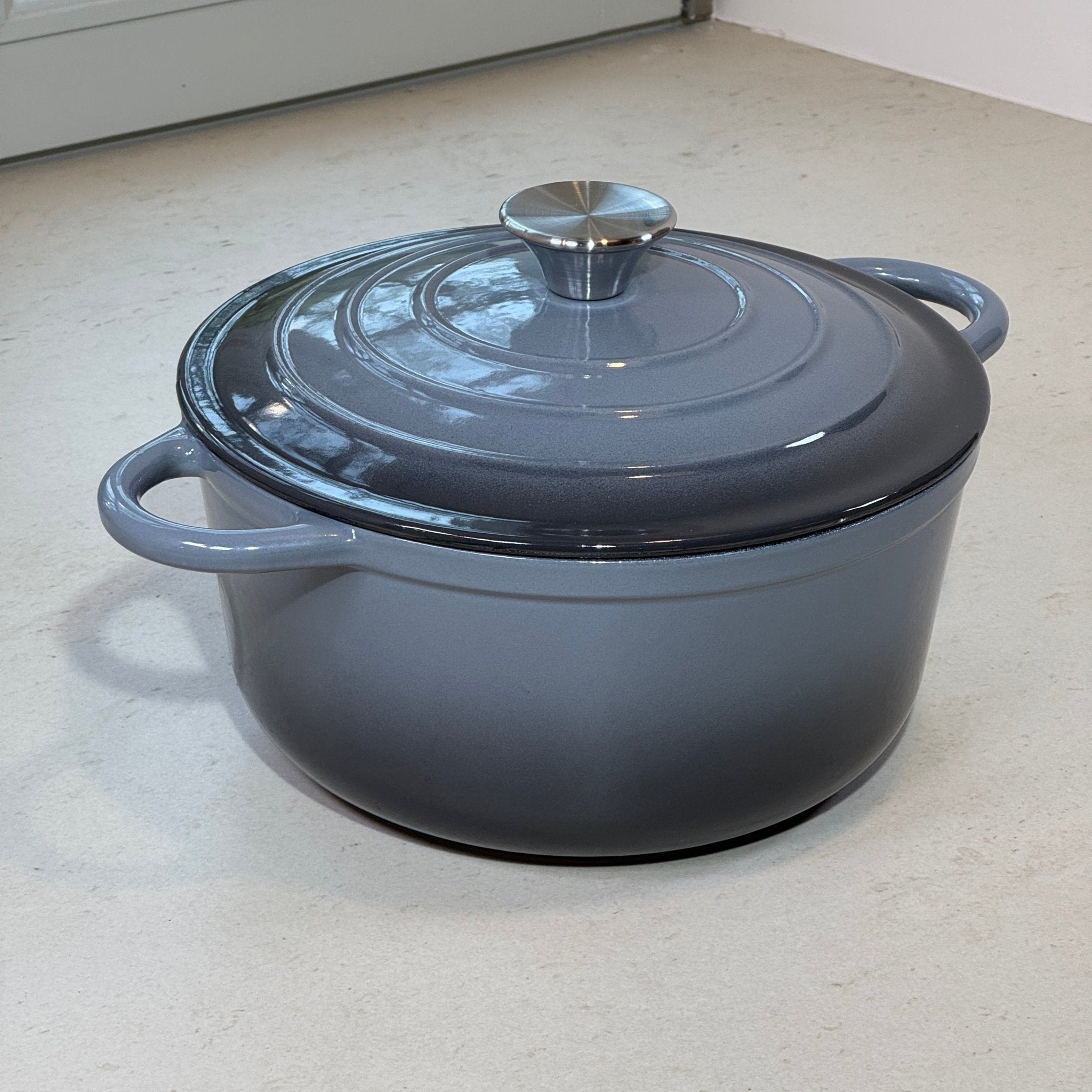 Cocotte ronde en fonte émaillée gris anthracite diffusion chaleur uniforme
