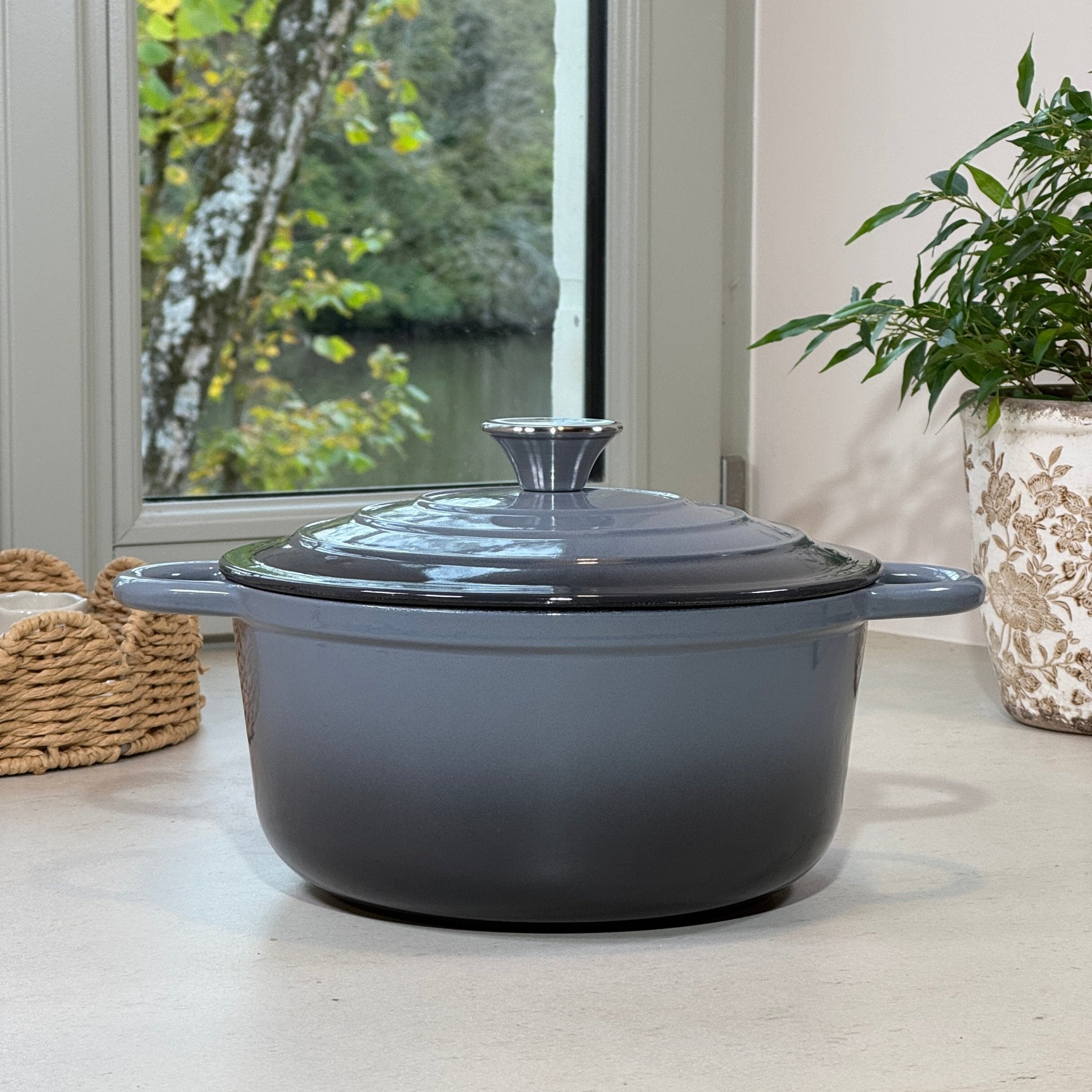 Cocotte ronde en fonte émaillée Gris Anthracite idéale pour plats mijotés et cuisine familiale