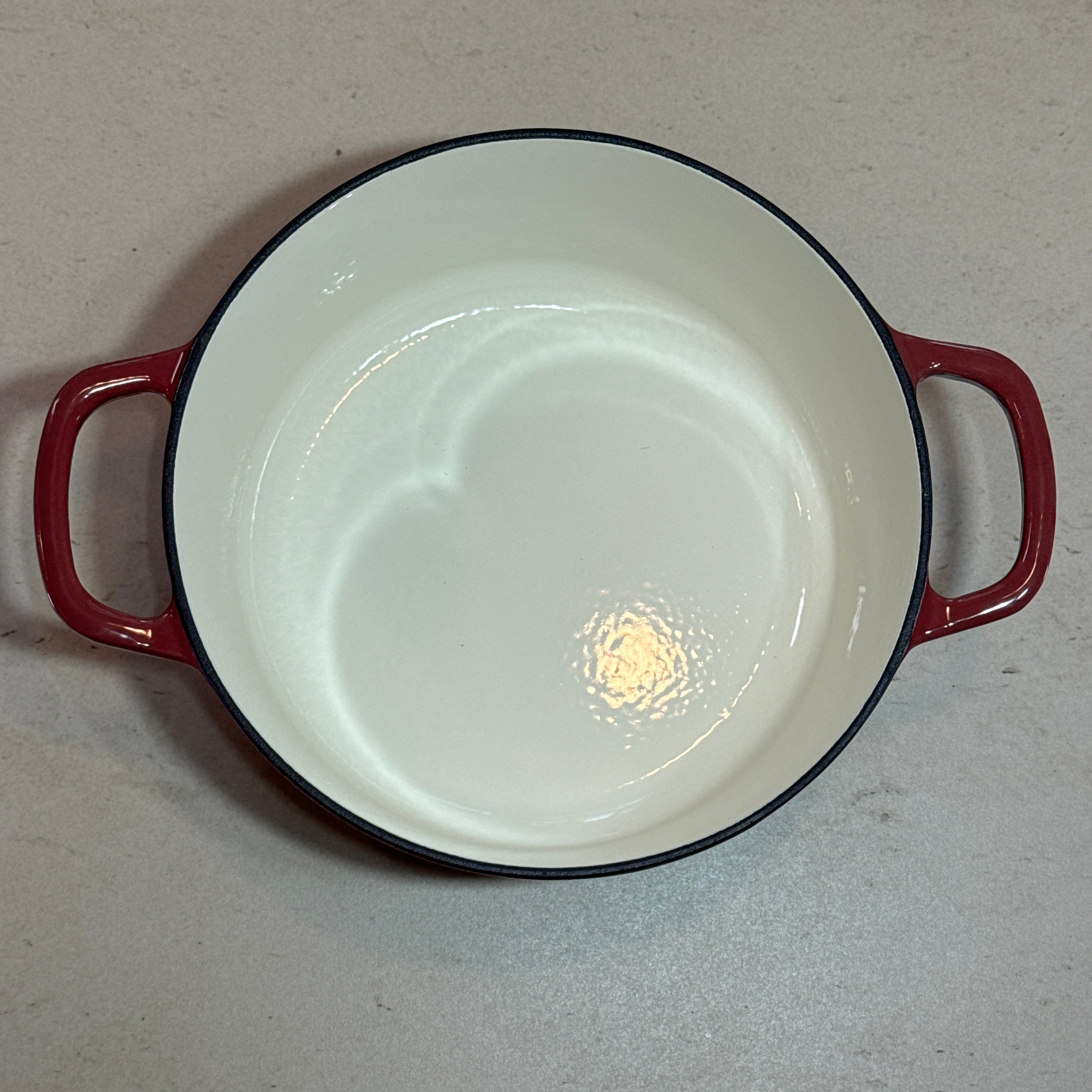 Intérieur anti adhésif clair d’une cocotte ronde en fonte émaillée Figue pour cuisson homogène et facile à nettoyer