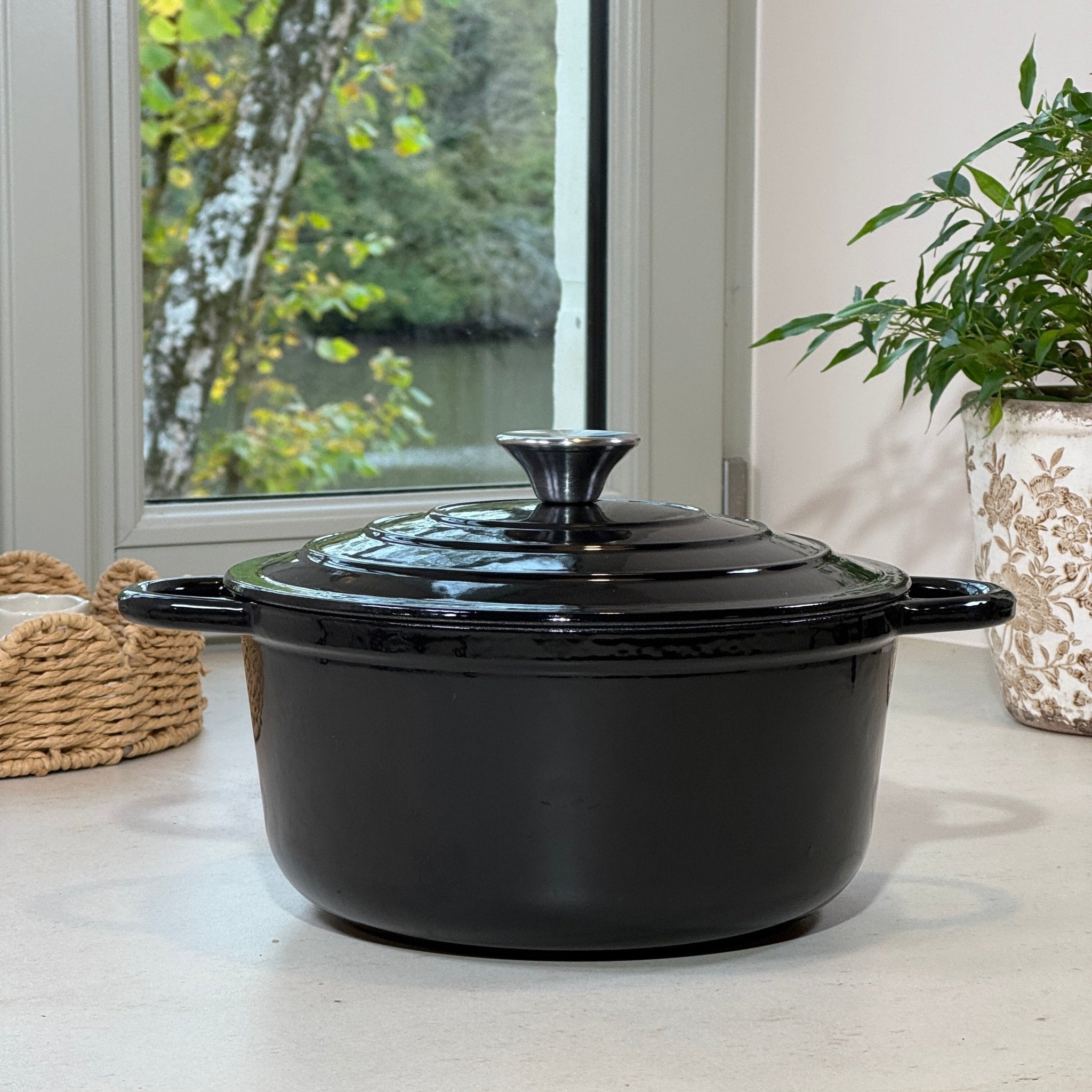 Cocotte ronde en fonte émaillée Noir Brillant idéale pour plats mijotés et cuisine familiale