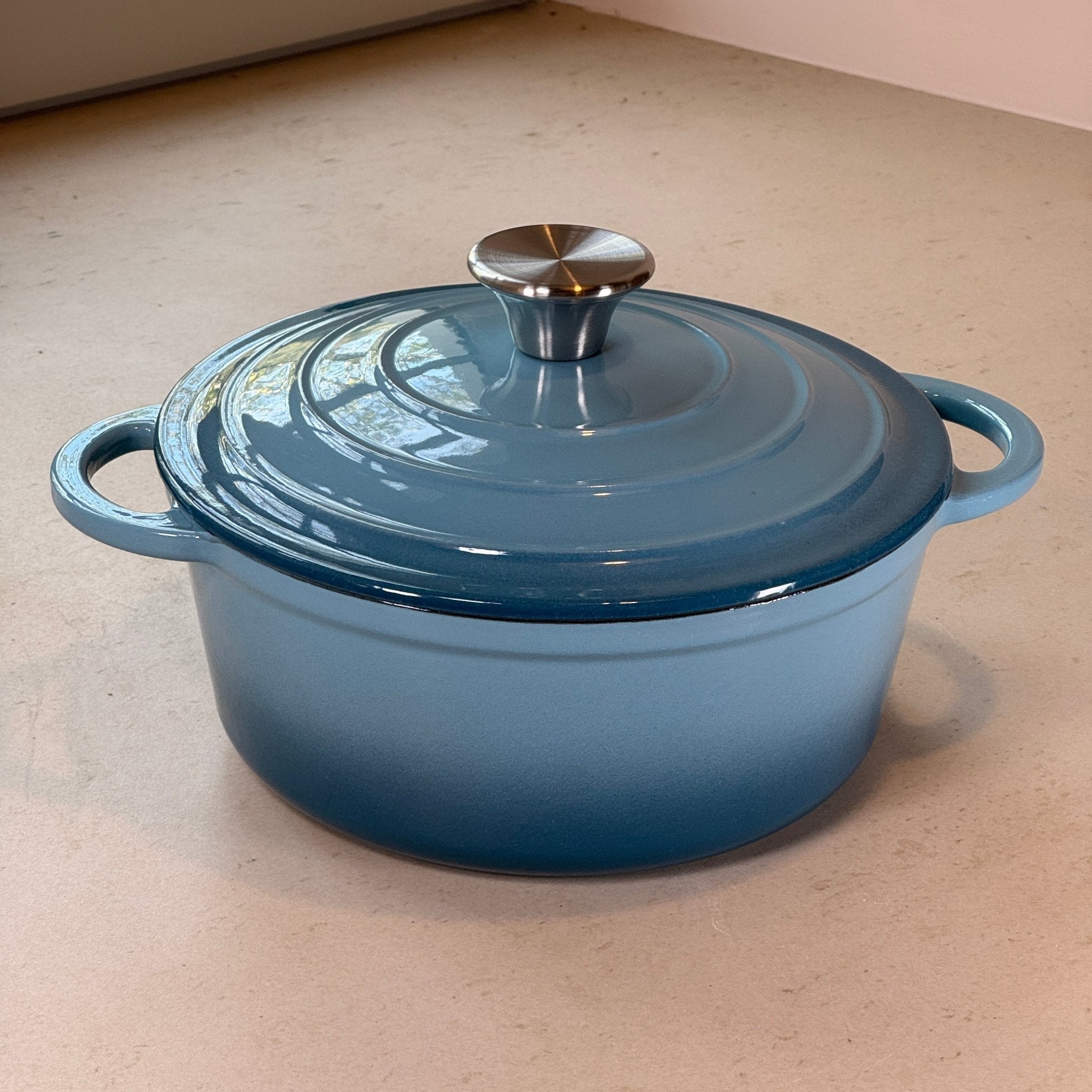 Cocotte ronde en fonte émaillée Bleu Perle avec poignées larges pour une manipulation sécurisée
