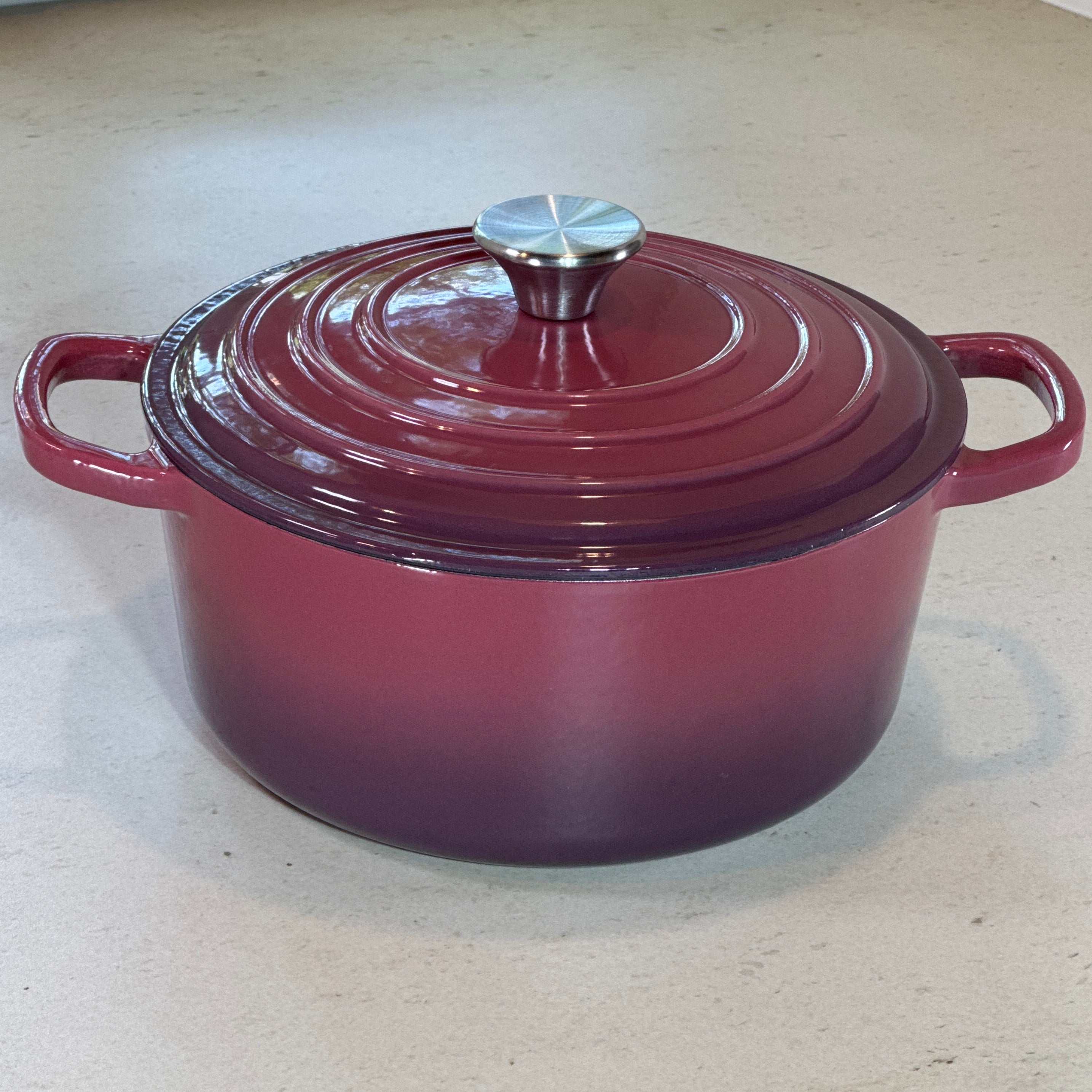 Cocotte ronde en fonte émaillée Figue avec poignées larges pour une manipulation sécurisée