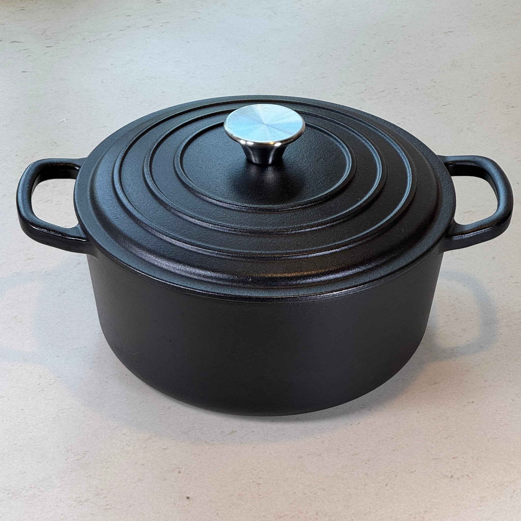 Cocotte ronde en fonte émaillée Noir Mat avec poignées larges pour une manipulation sécurisée