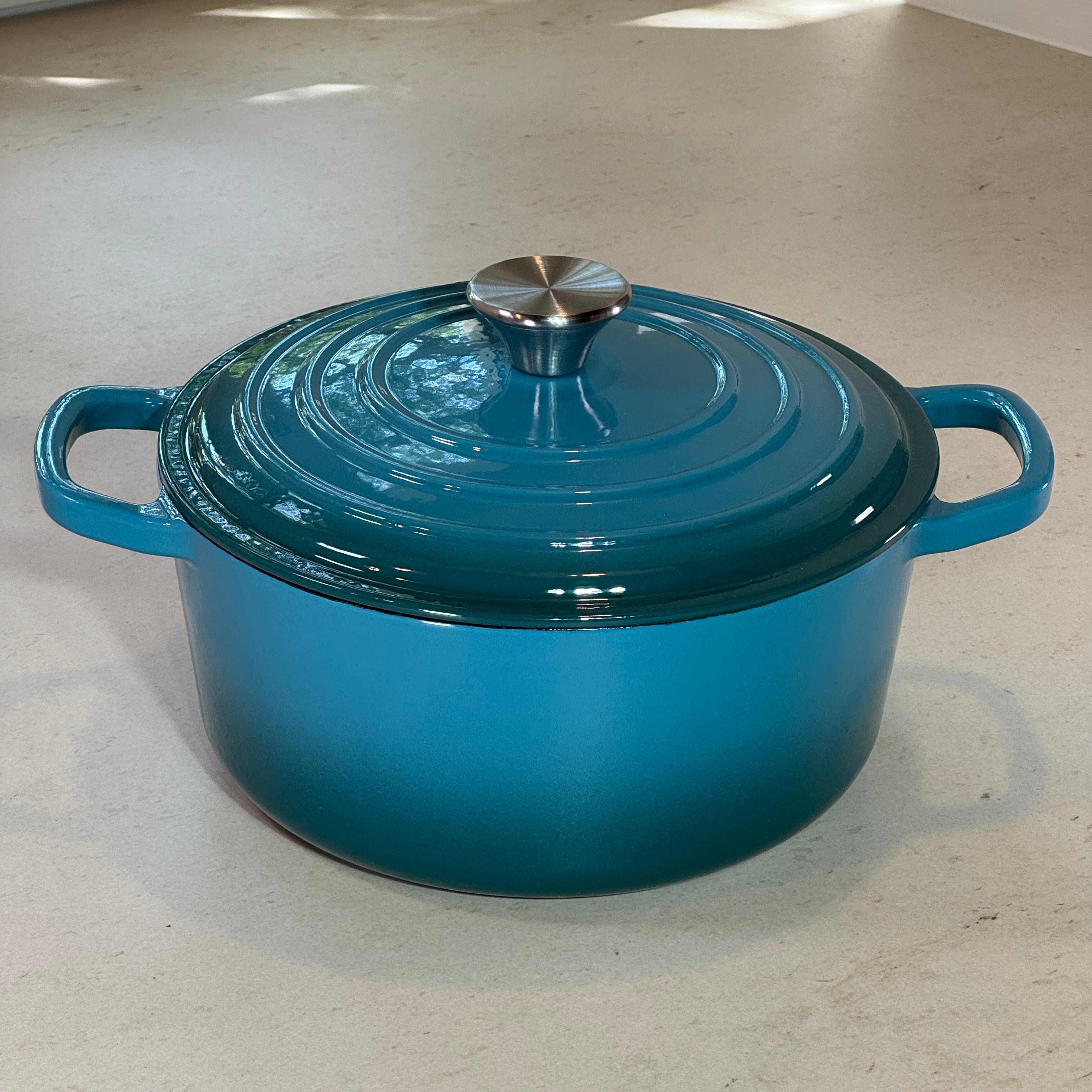 Cocotte ronde en fonte émaillée Turquoise avec poignées larges pour une manipulation sécurisée