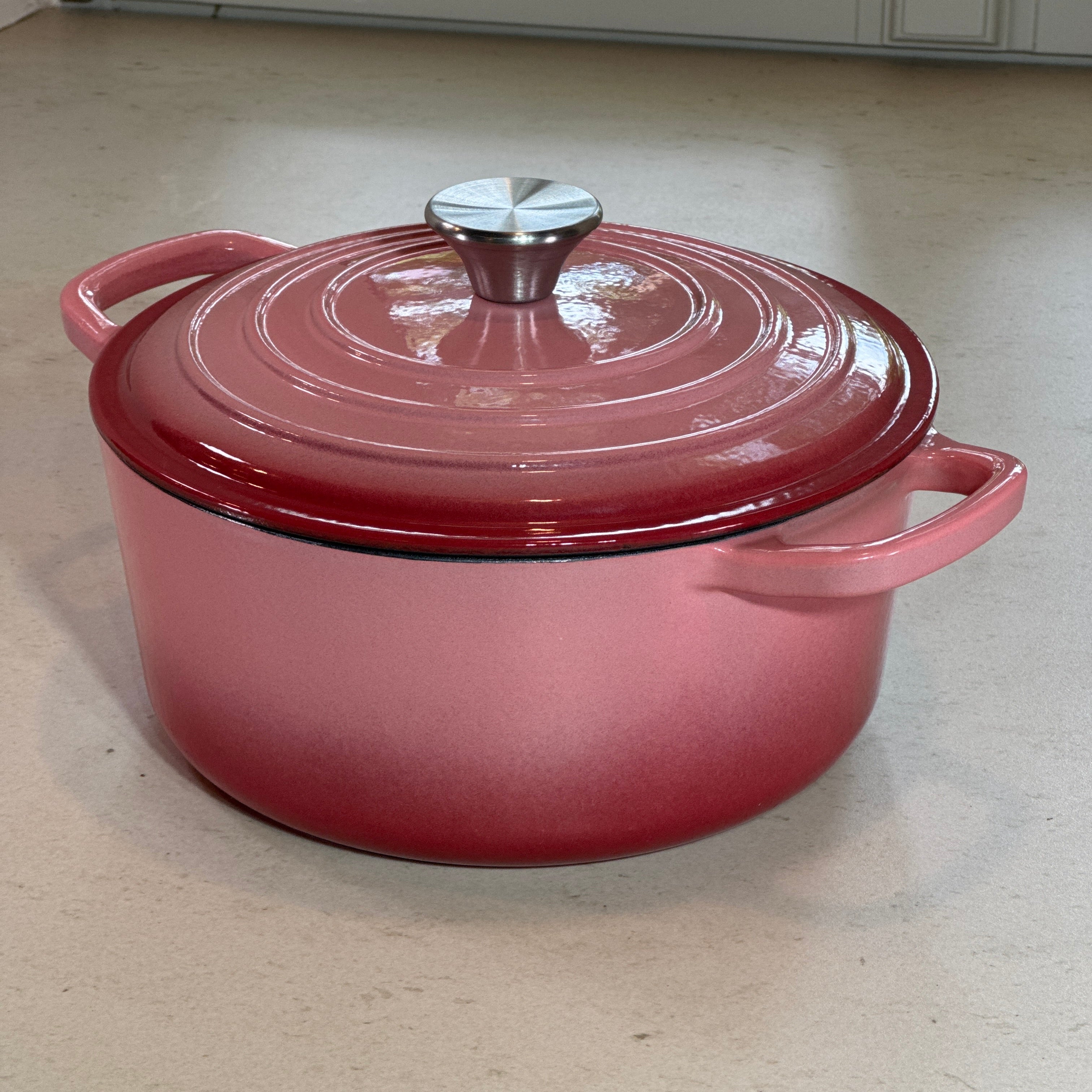 Cocotte ronde en fonte émaillée Rose idéale pour plats mijotés, ragoûts et recettes traditionnelles