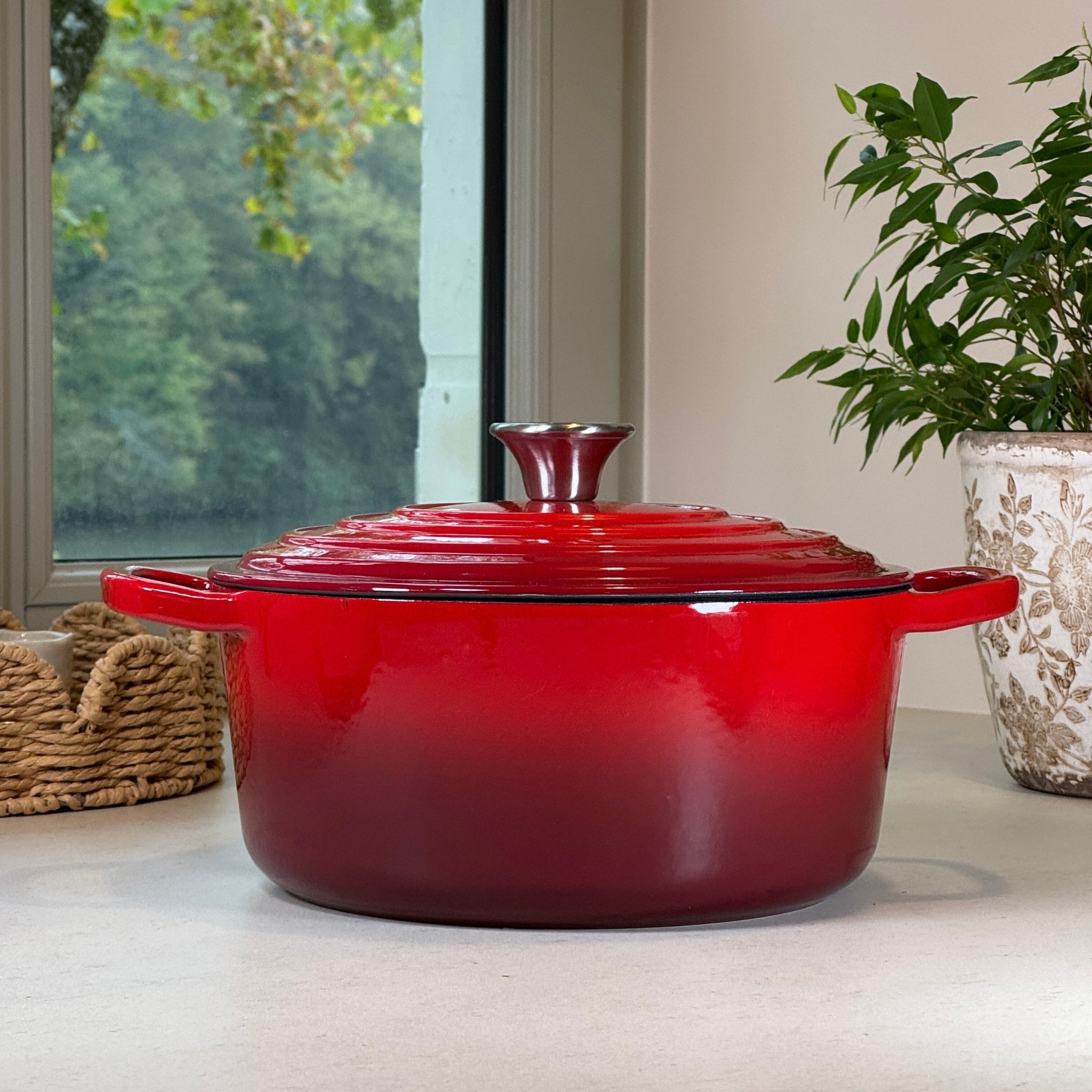 Cocotte ronde en fonte émaillée Rouge Cerise idéale pour plats mijotés et cuisine familiale