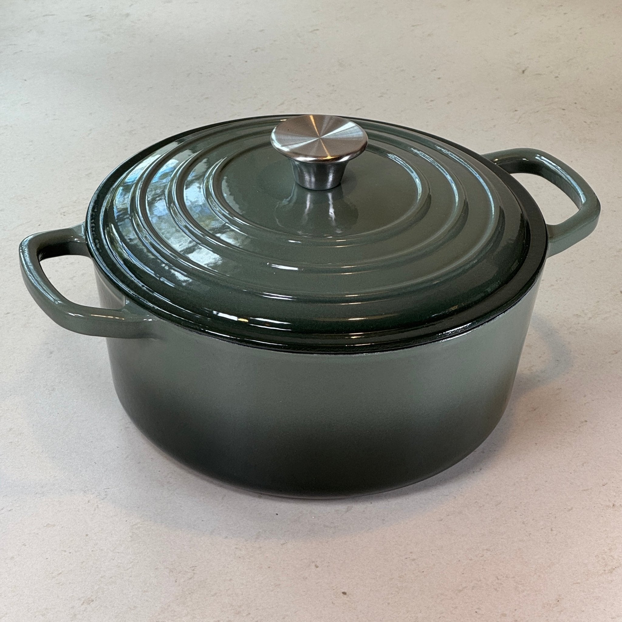 Cocotte ronde en fonte émaillée Vert Sapin pour cuisine familiale, cuisson au four et tous feux