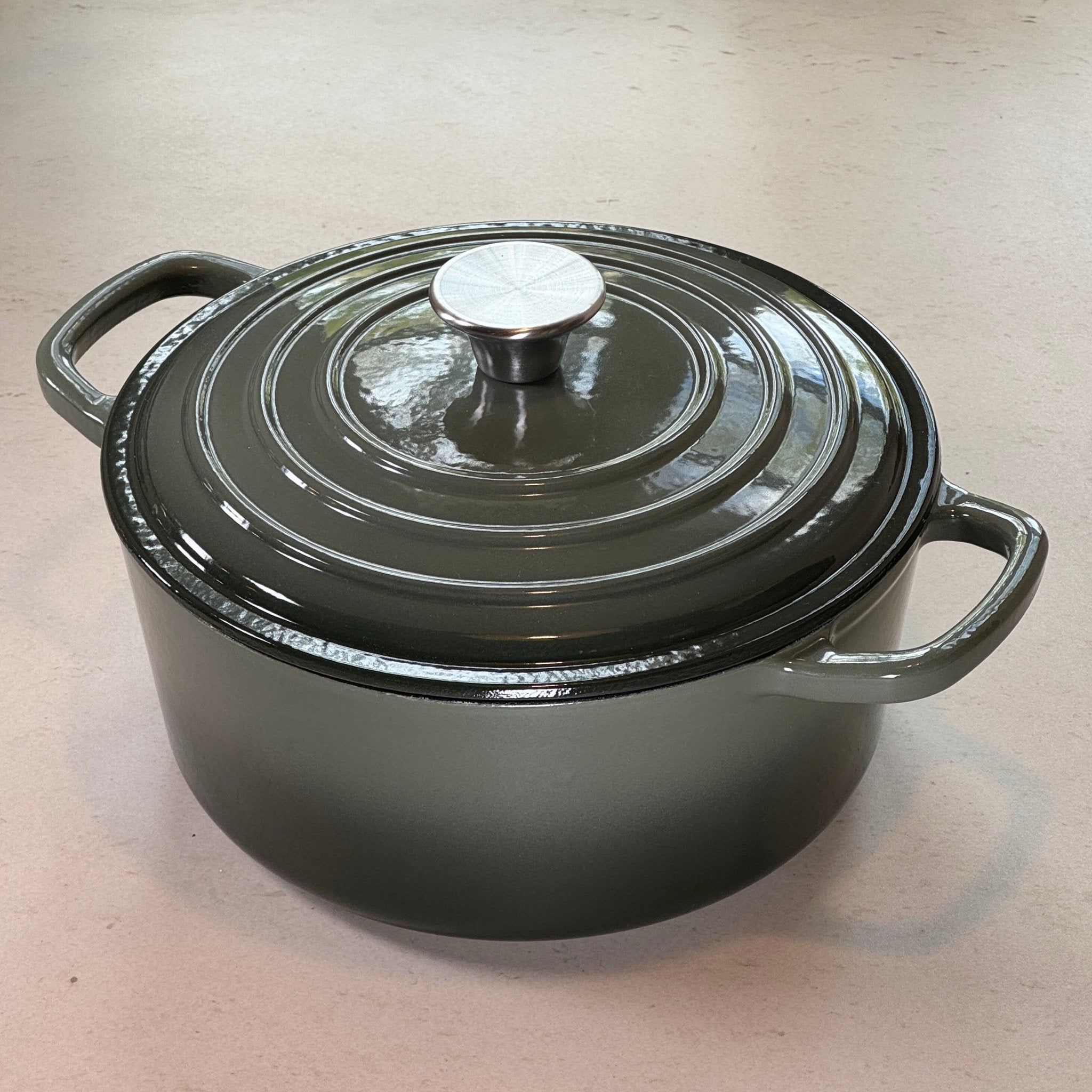 Cocotte ronde en fonte émaillée Vert Sapin idéale pour plats mijotés, ragoûts et recettes traditionnelles