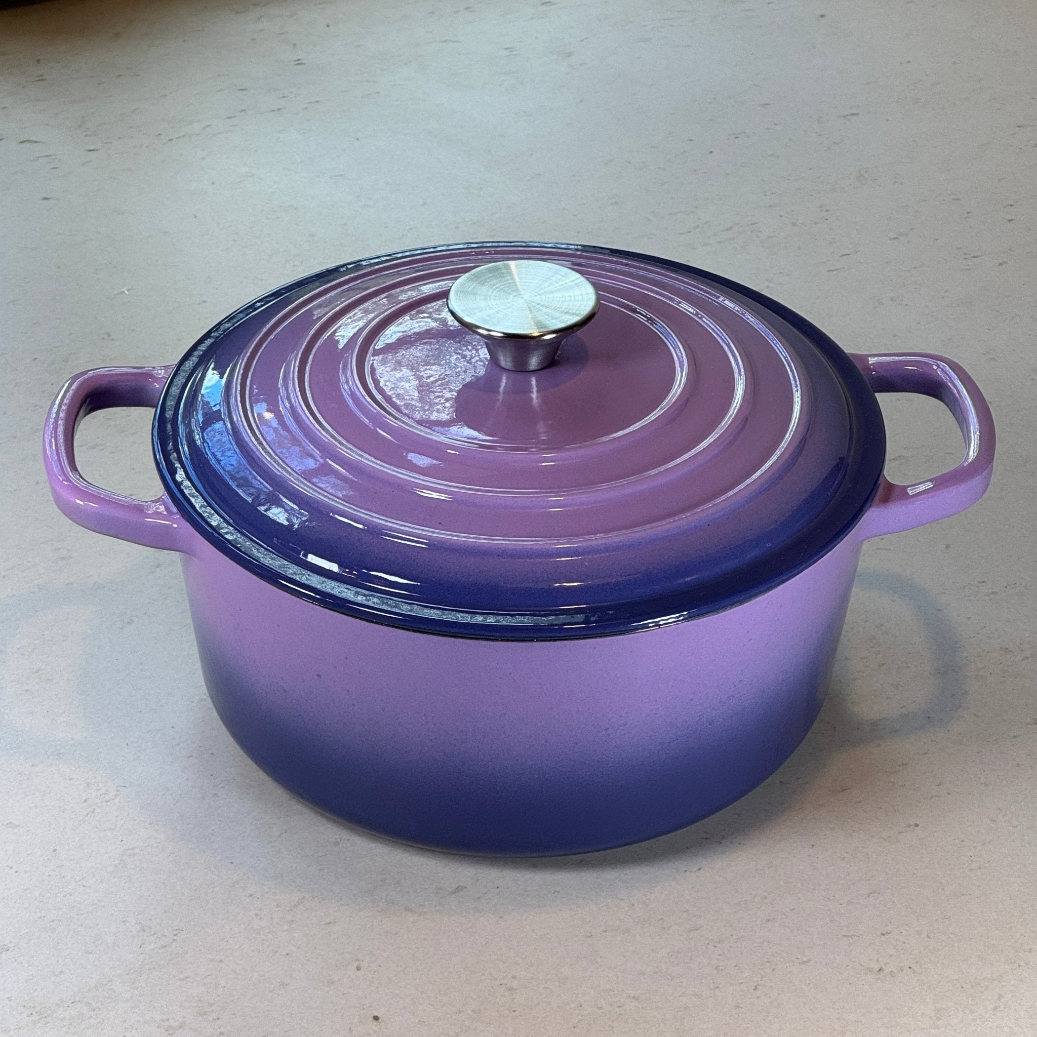 Cocotte ronde en fonte émaillée Violet Prune pour cuisine familiale, cuisson au four et tous feux