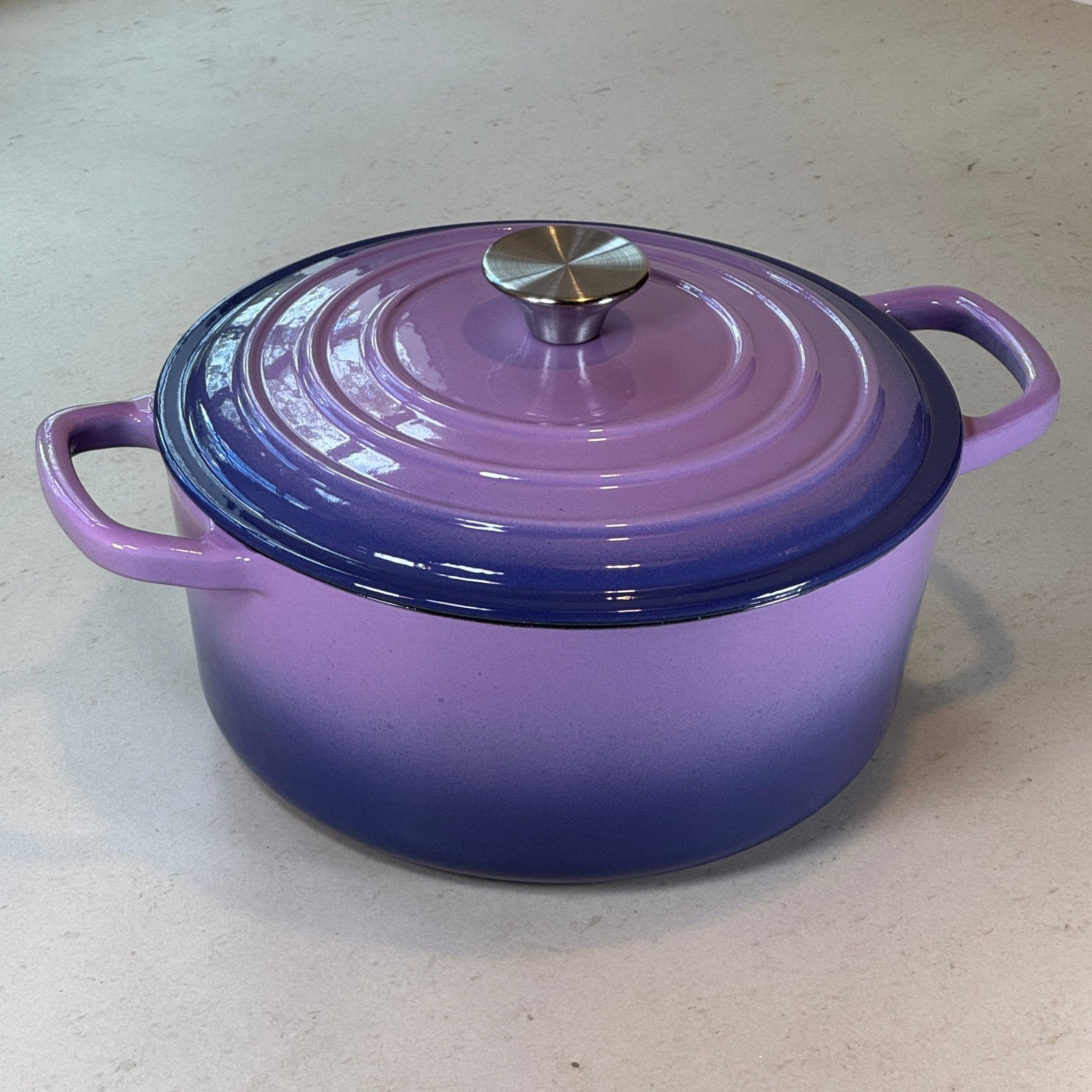 Finition émaillée brillante Violet Prune d’une cocotte en fonte au style traditionnel