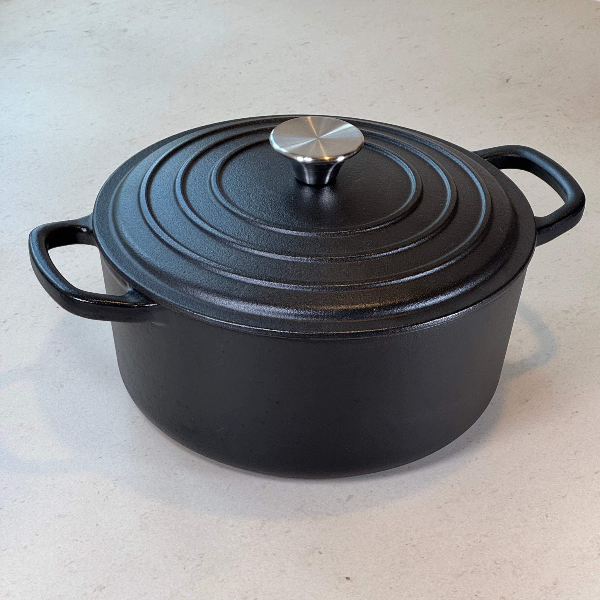 Cocotte ronde en fonte émaillée Noir Mat pour cuisine familiale, cuisson au four et tous feux