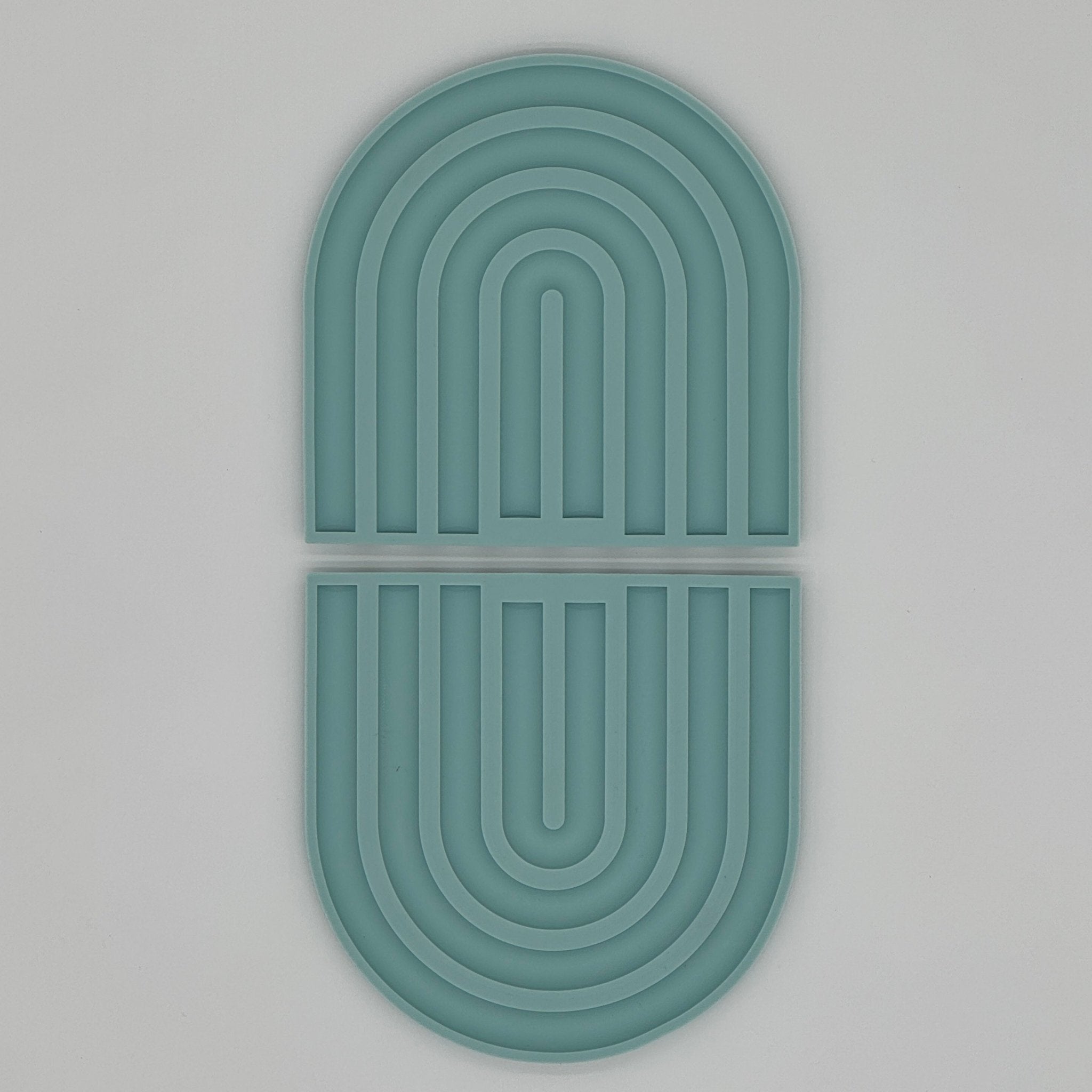 Dessous de plat en silicone bleu turquoise design résistant jusqu’à 240°C, utilisable comme manique grâce à ses stries antidérapantes pour une prise en main sécurisée des cocottes et faitouts