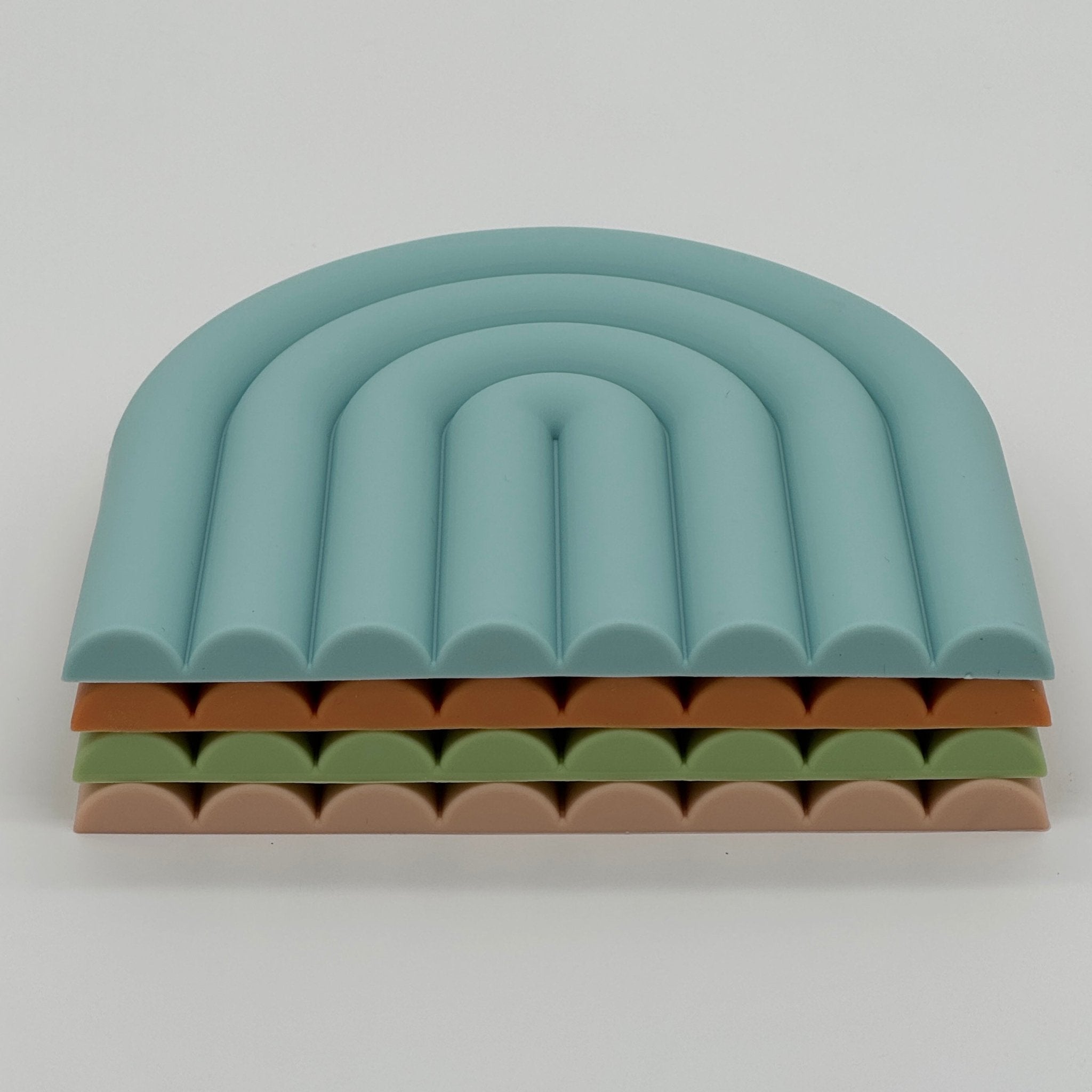 Lot 4 dessous de plat silicone empilables aux tons naturels, protègent le plan de travail et optimisent l’espace en cuisine