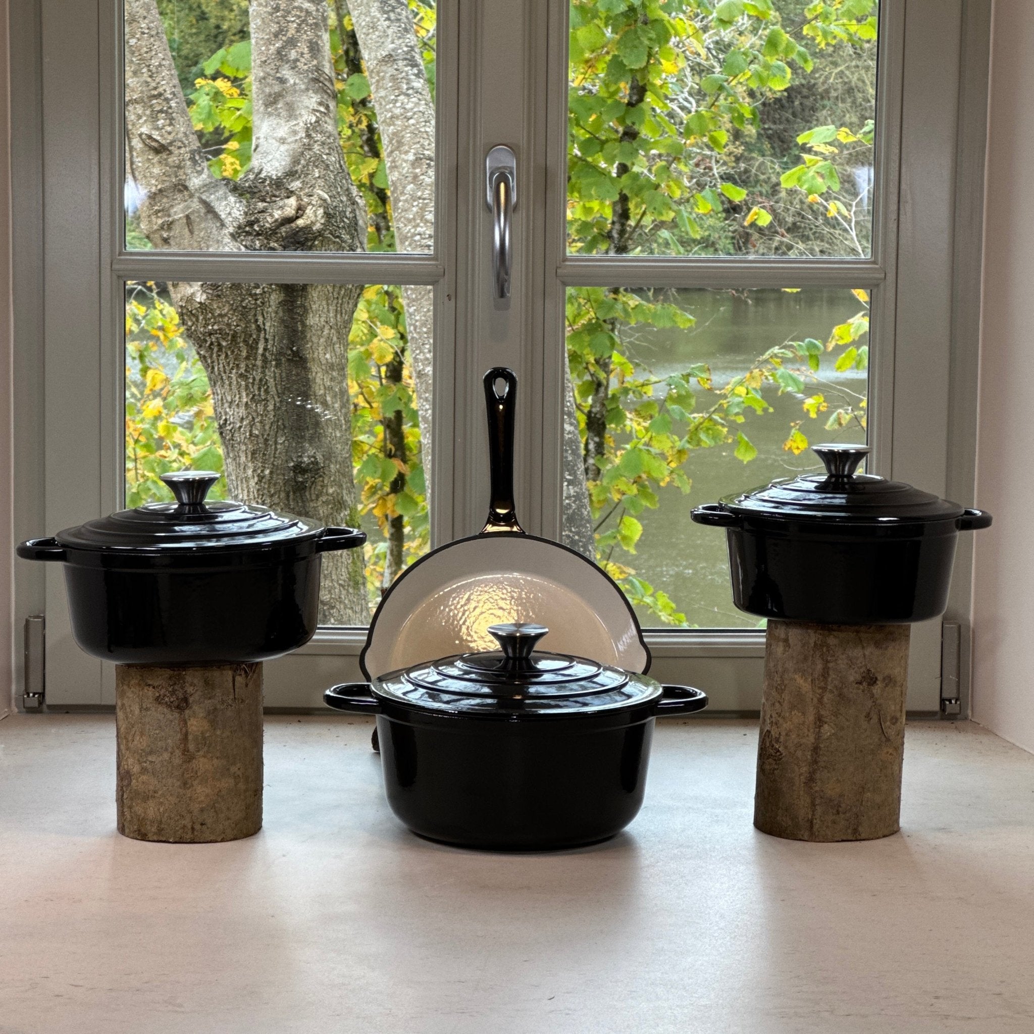 Ensemble quatre pièces en fonte émaillée Noir Brillant avec 3 cocottes et une poêle ronde