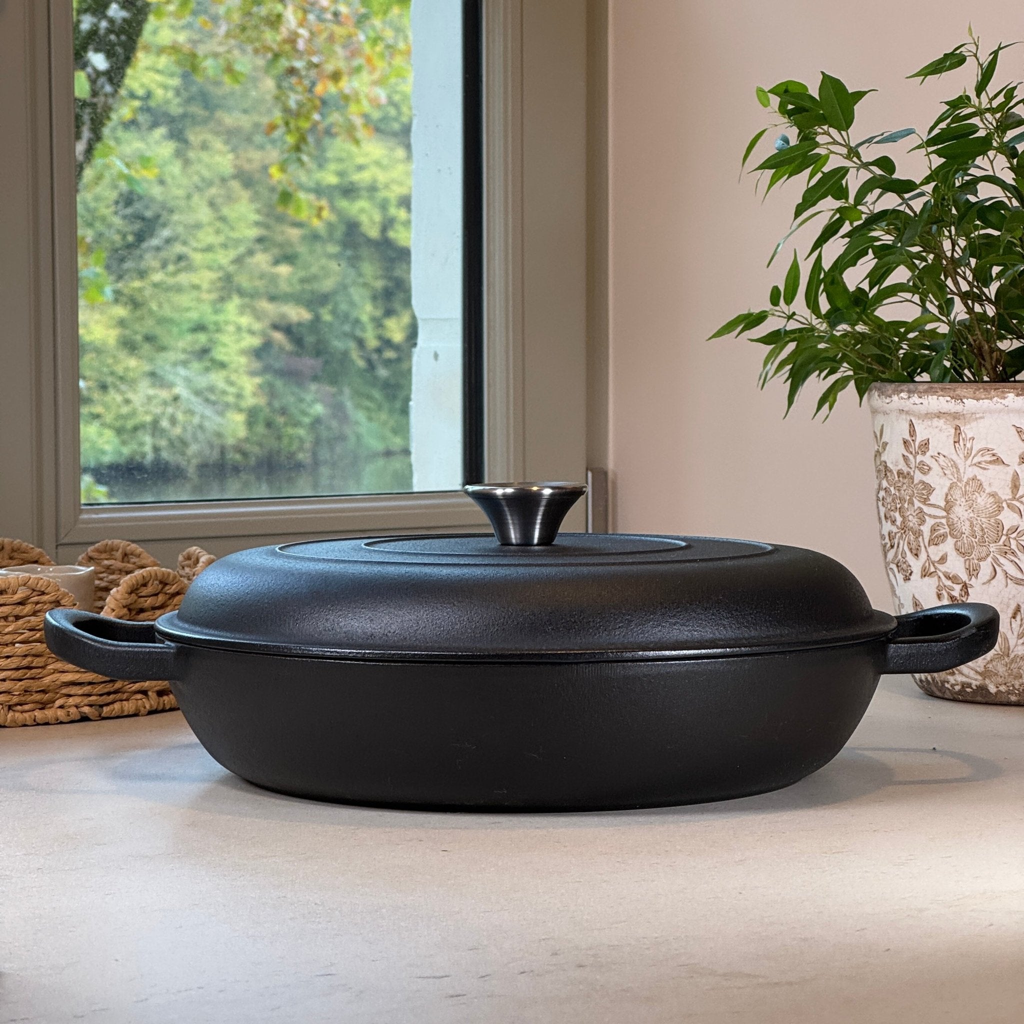 Faitout en fonte Noir Mat 30 cm avec couvercle à picots pour cuisson homogène