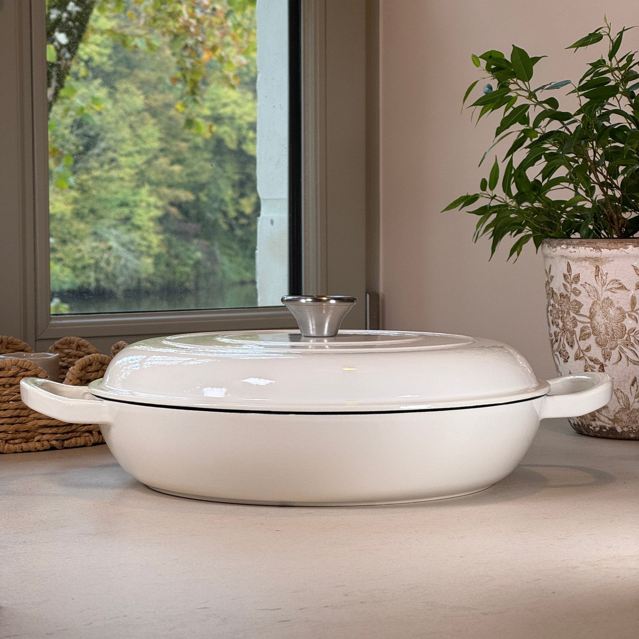 Faitout en fonte émaillée Blanc Vanille 30 cm avec couvercle à picots pour cuisson homogène