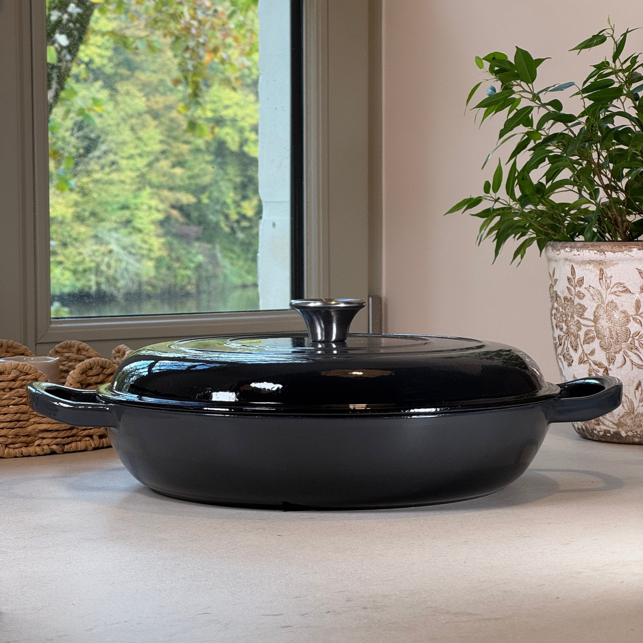 Faitout en fonte émaillée Gris Truffe 30 cm avec couvercle à picots pour cuisson homogène