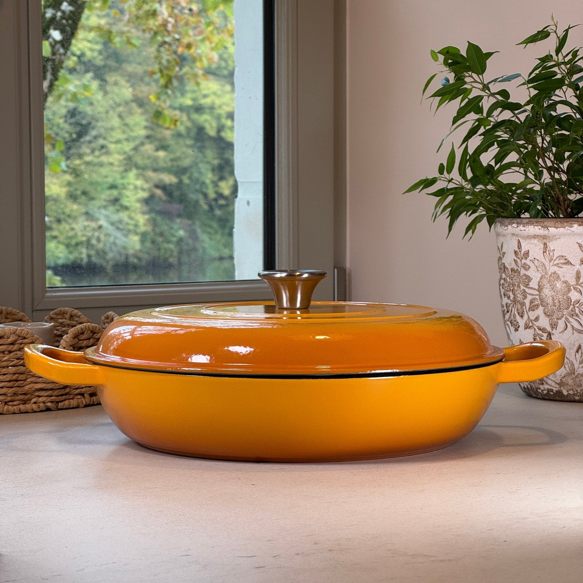 Faitout en fonte émaillée Jaune Moutarde 30 cm avec couvercle à picots pour cuisson homogène